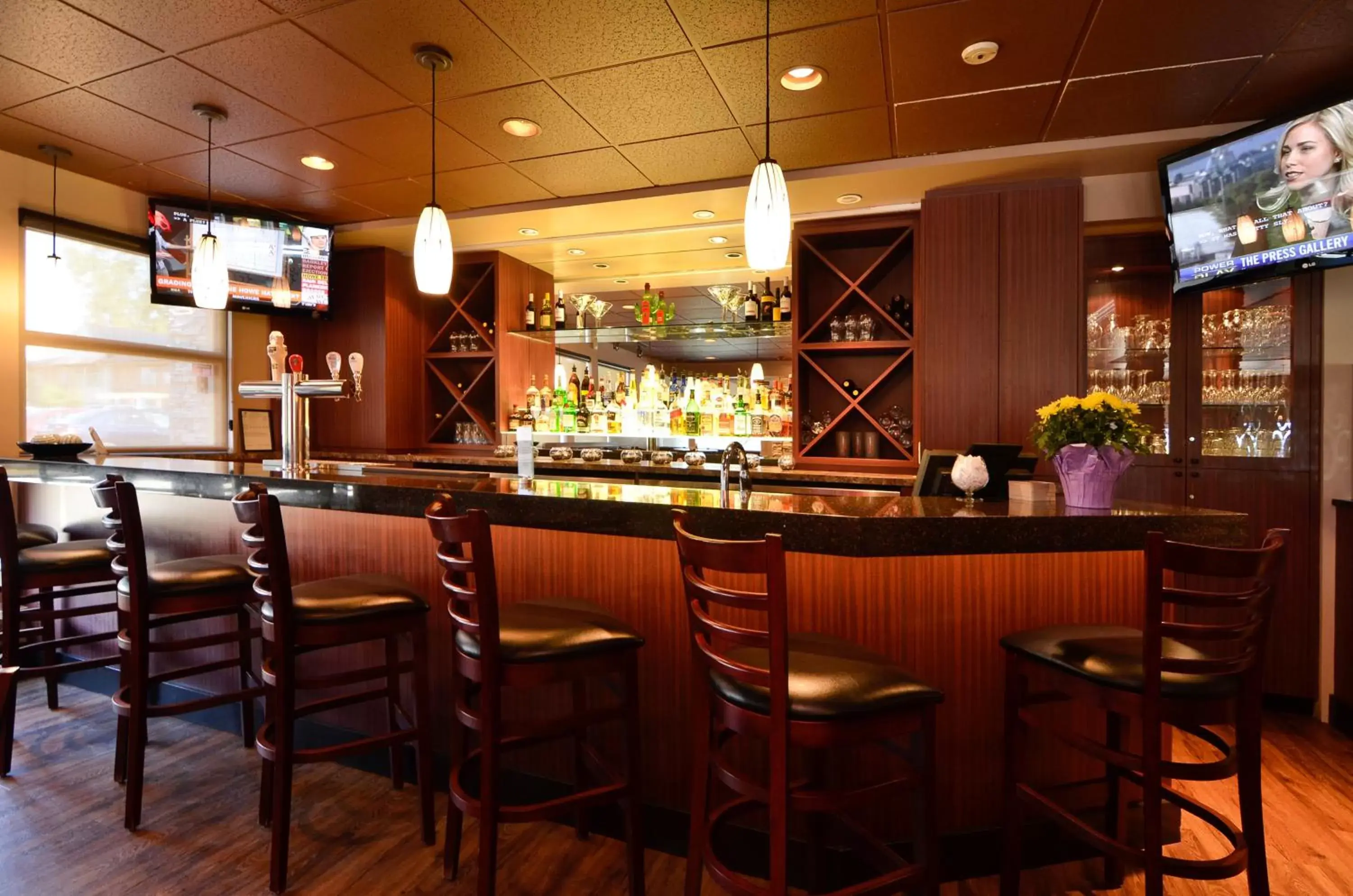 Alcoholic drinks, Lounge/Bar in Best Western PLUS Langley Inn