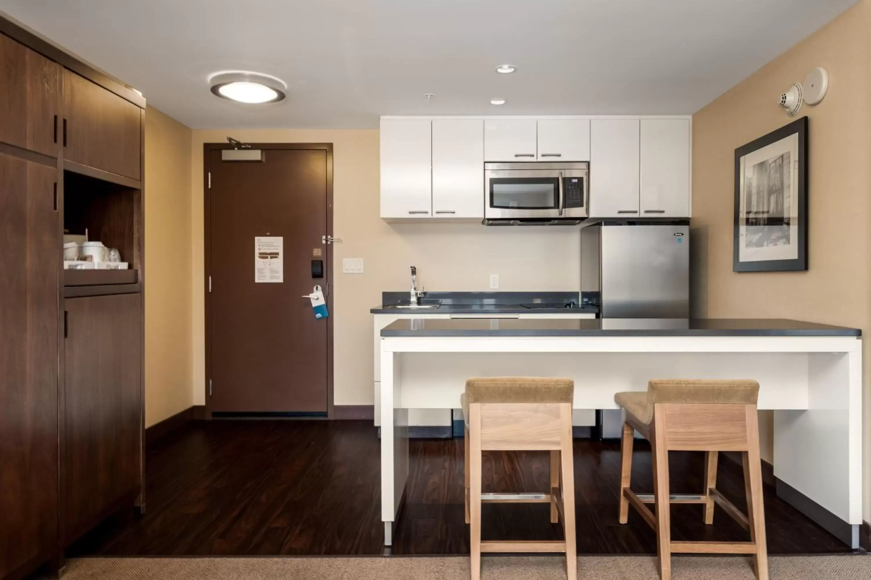 Kitchen or kitchenette, Kitchen/Kitchenette in Four Points by Sheraton Kelowna Airport