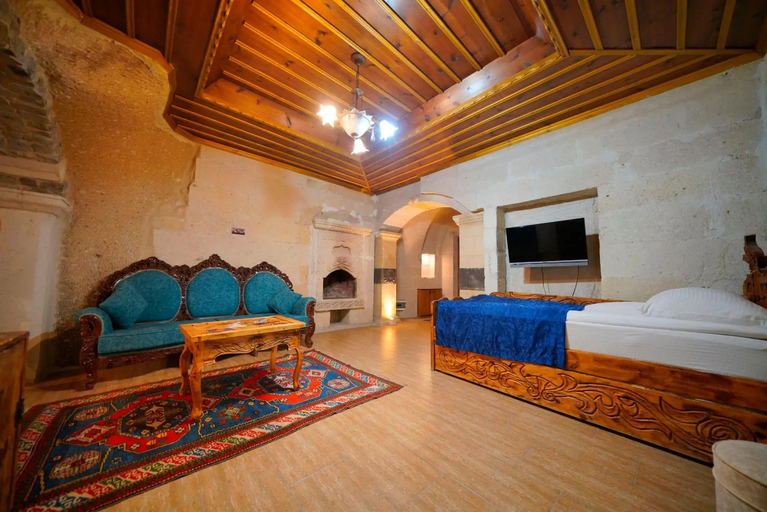 Bed, Seating Area in Holiday Cave Hotel