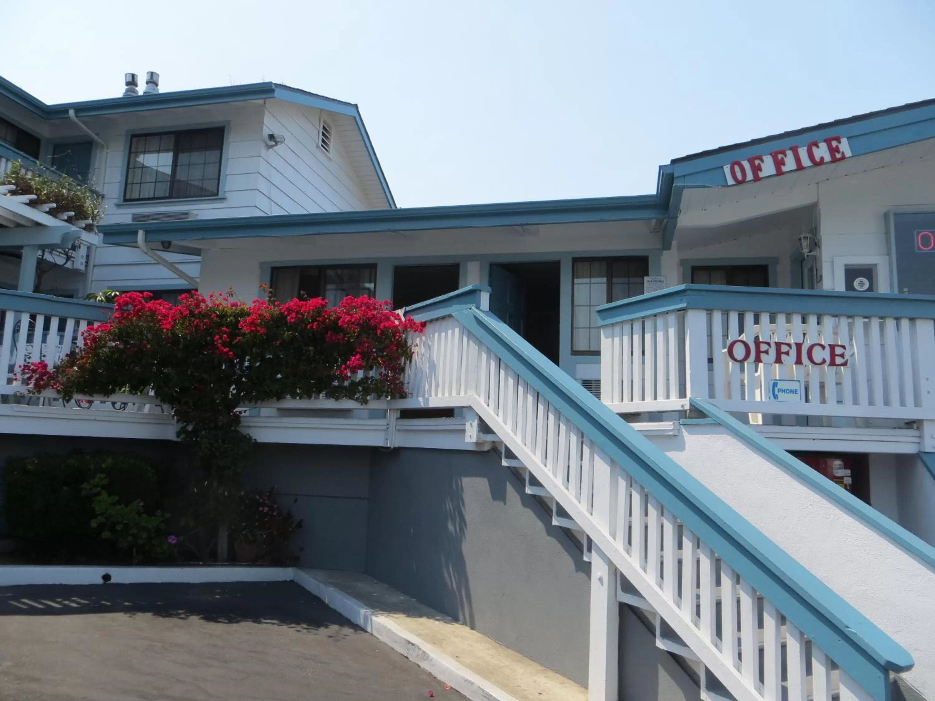 Facade/entrance in Arbor Inn Monterey