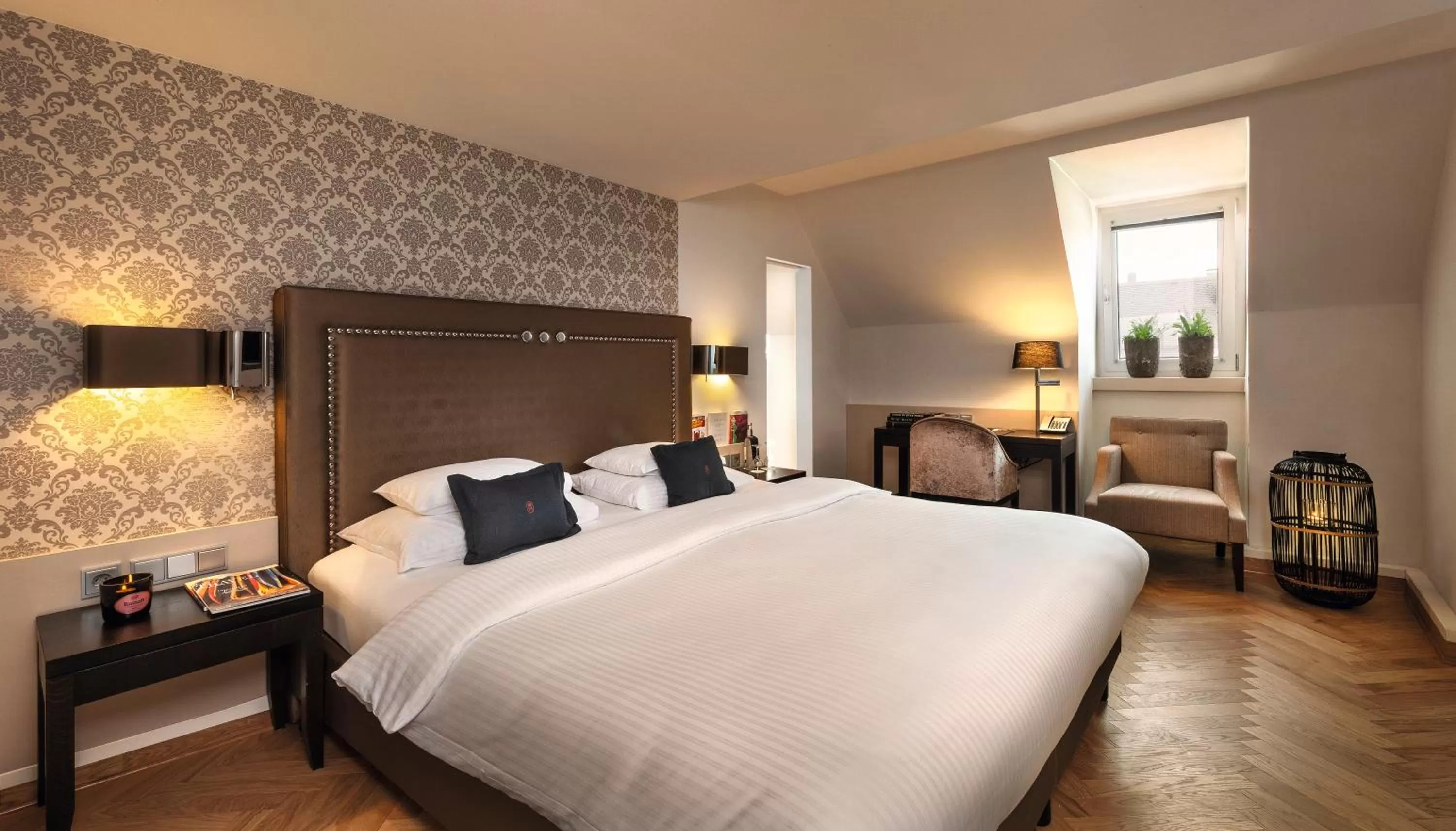 Coffee/tea facilities, Bed in Hotel Maximilian’s