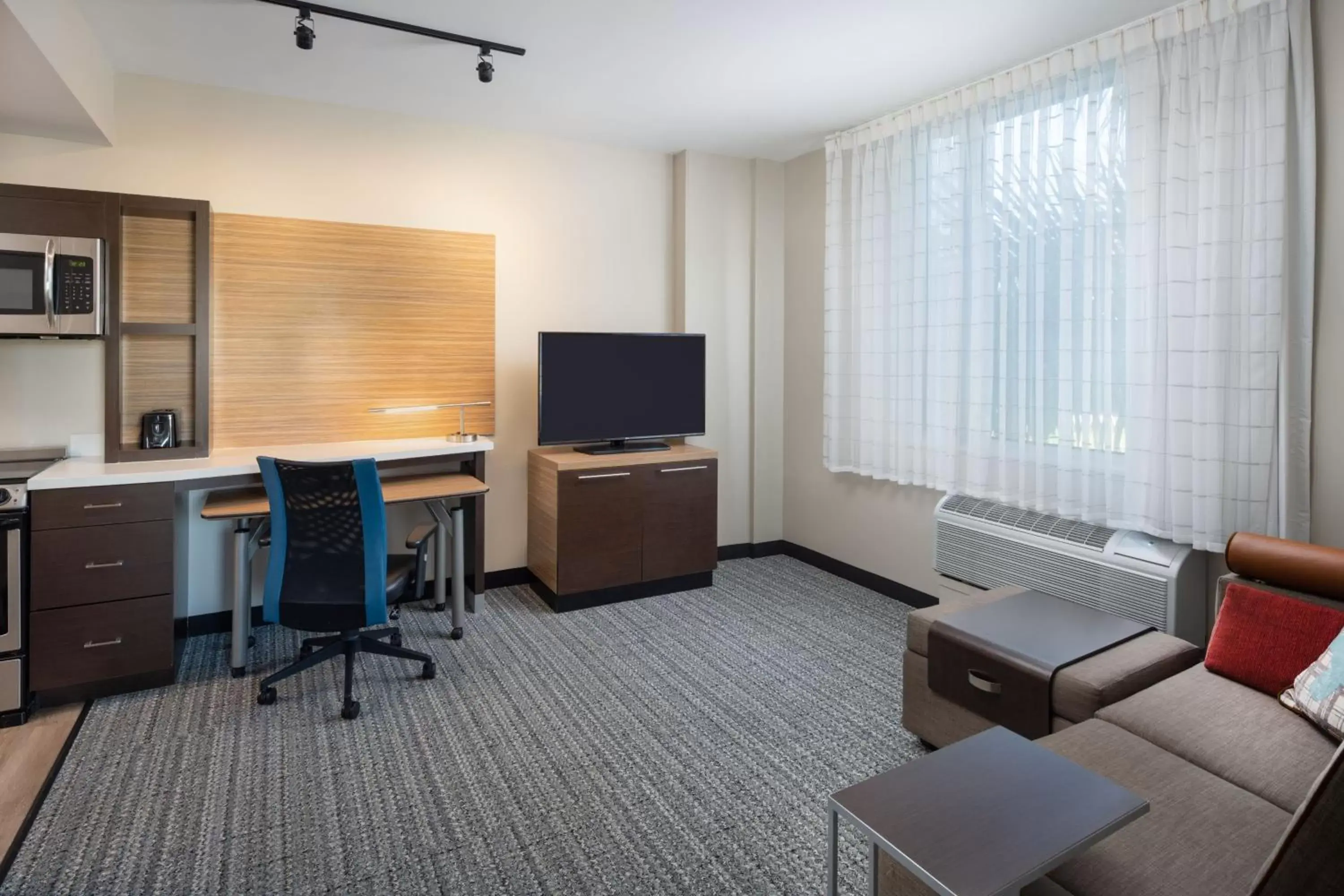 Living room, TV/Entertainment Center in TownePlace Suites Miami Kendall West
