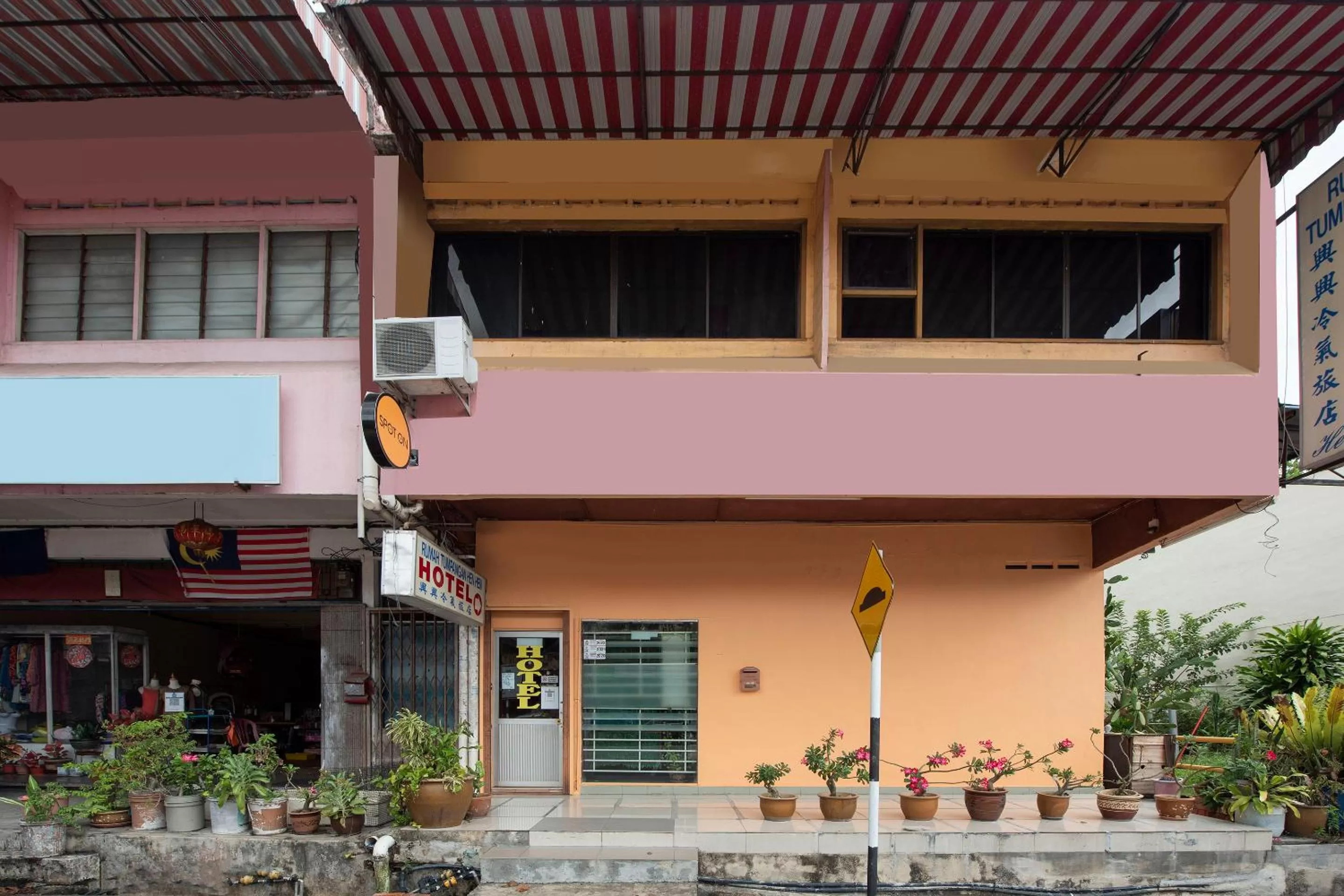 Facade/entrance, Property Building in SPOT ON 90305 Hen Hen Hotel