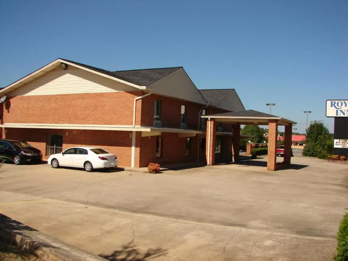 Day, Property Building in Royal Inn - Anniston