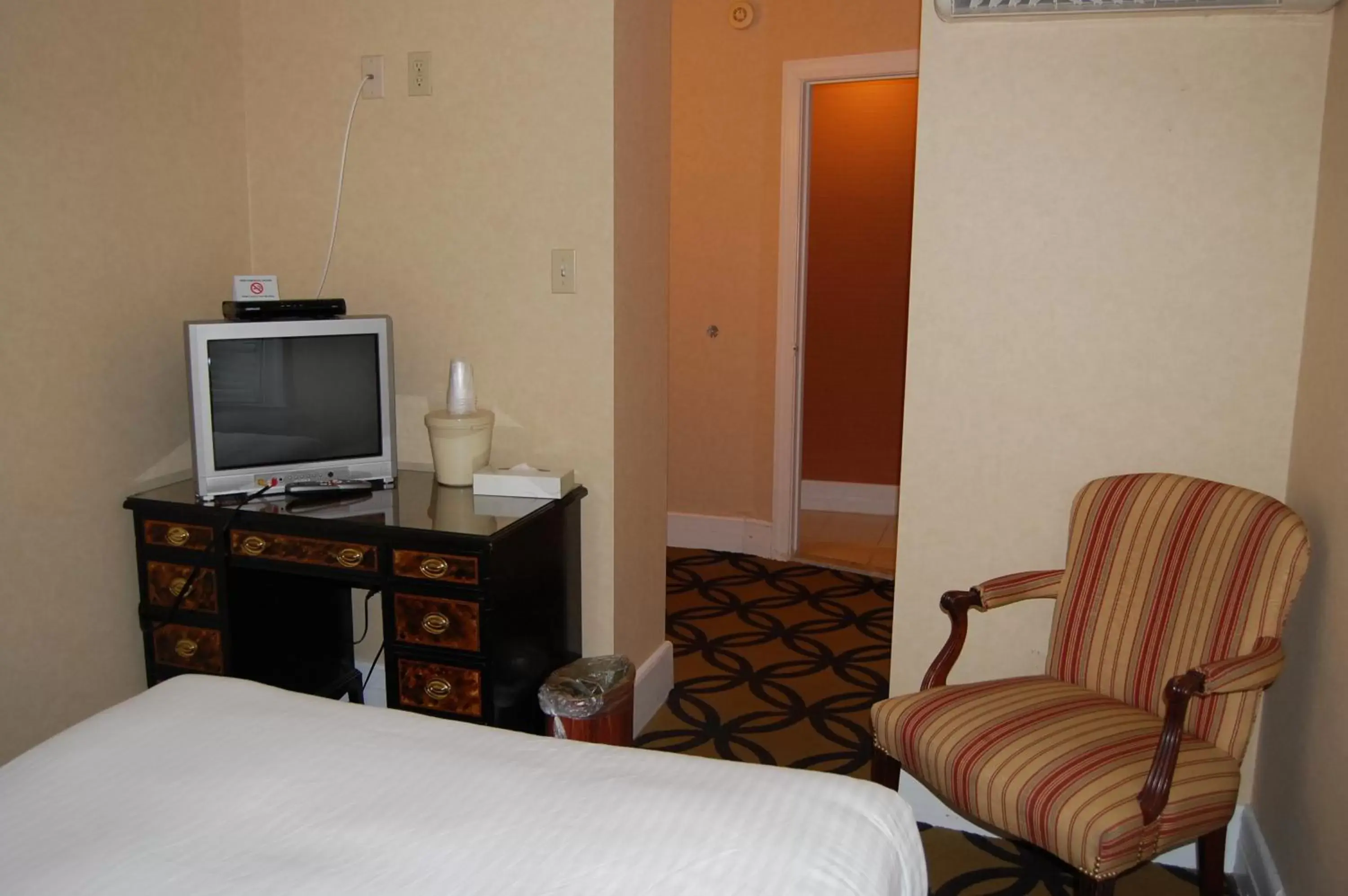 TV and multimedia, TV/Entertainment Center in Windsor Inn Hotel