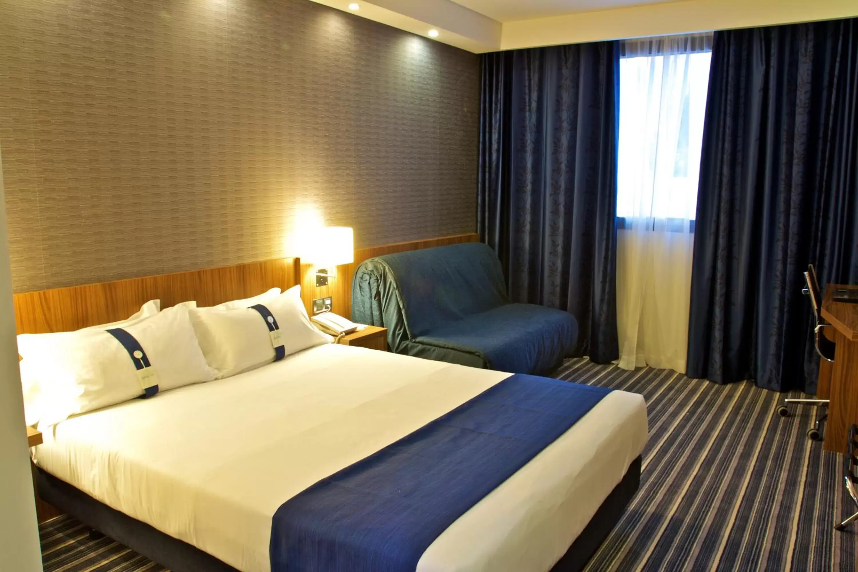 Bed in Holiday Inn Express Campo de Gibraltar-Barrios, an IHG Hotel