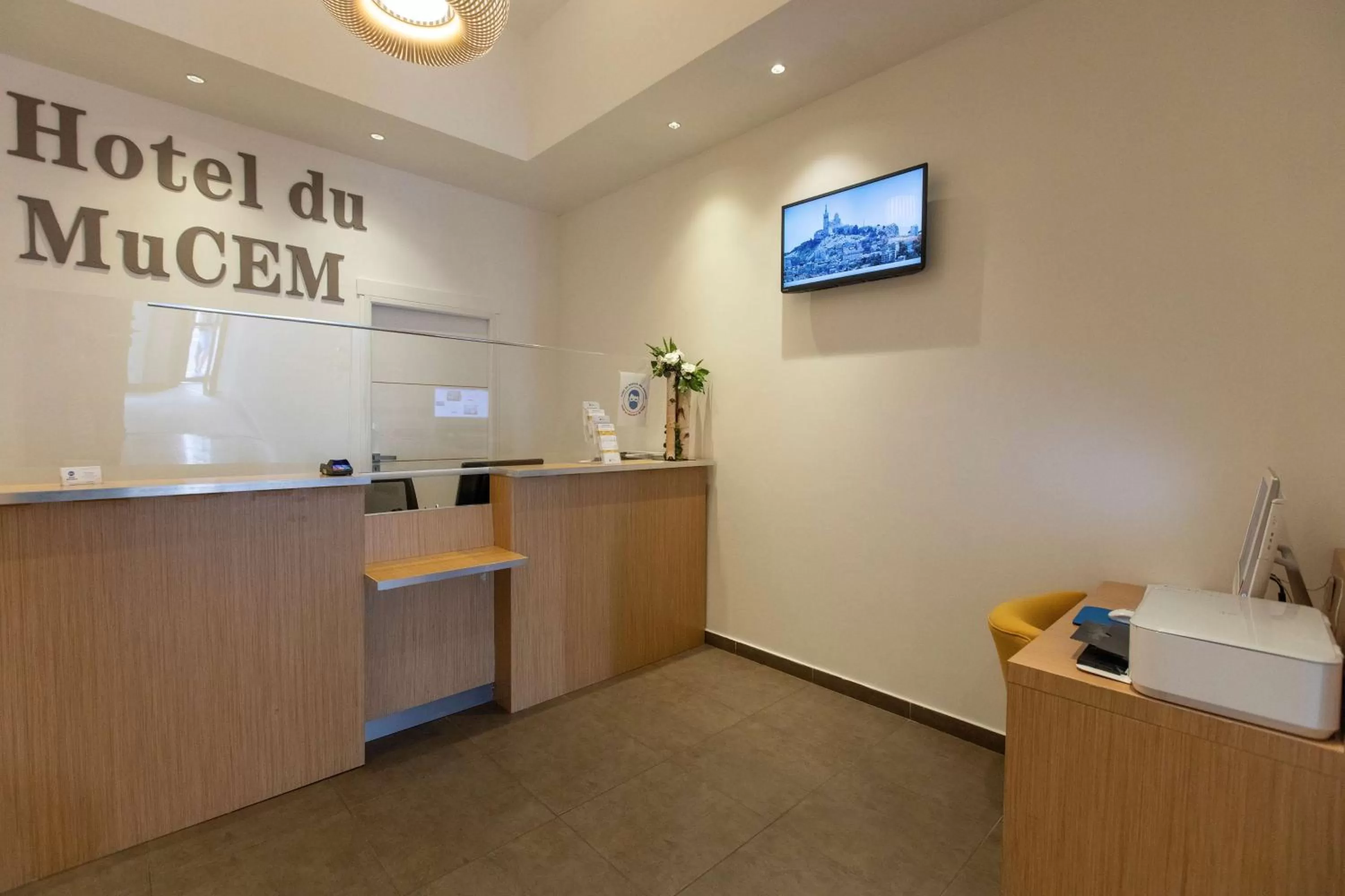 Lobby or reception in Best Western Hotel du Mucem