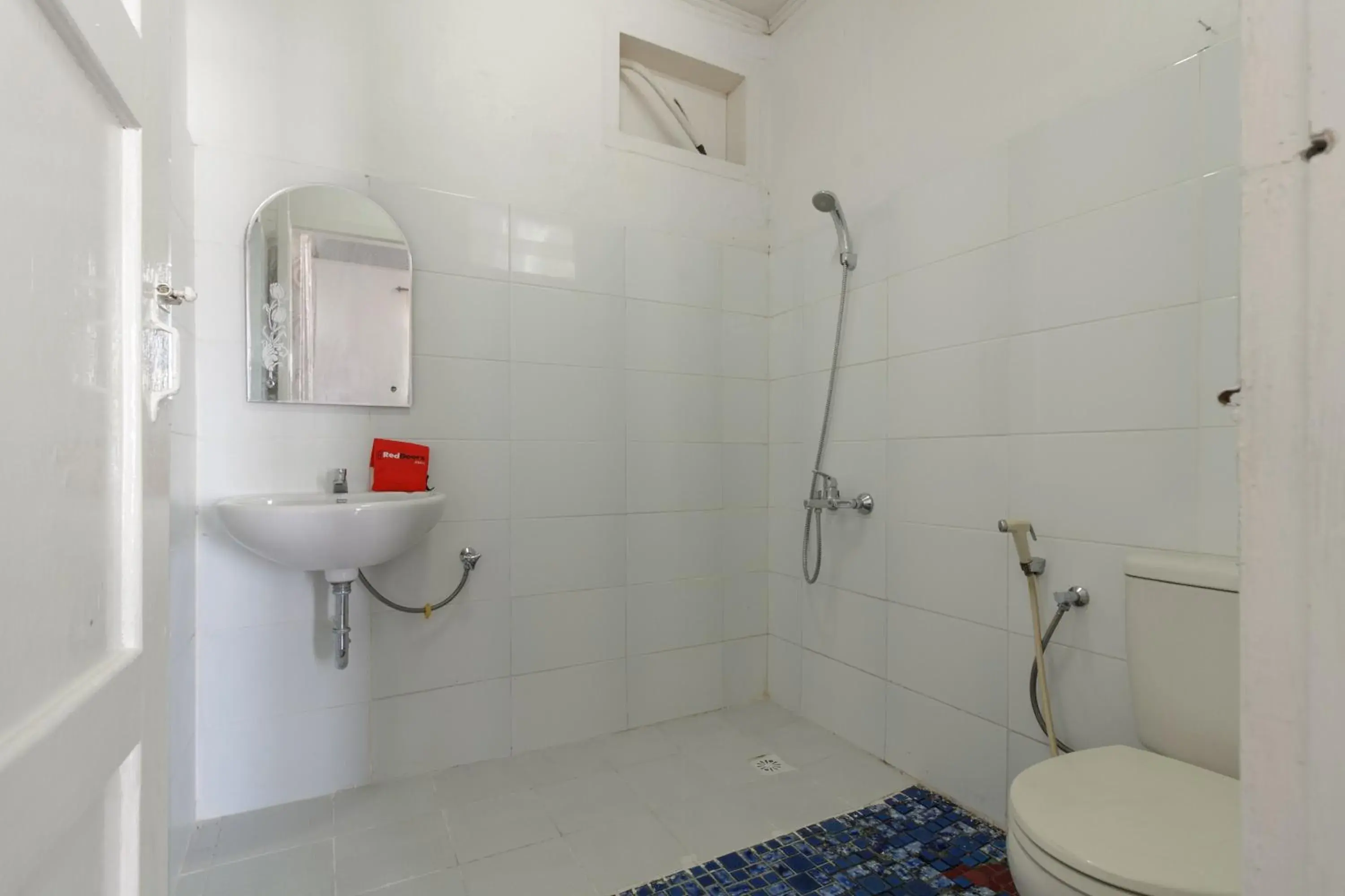 Shower, Bathroom in RedDoorz Syariah near Universitas Negeri Padang