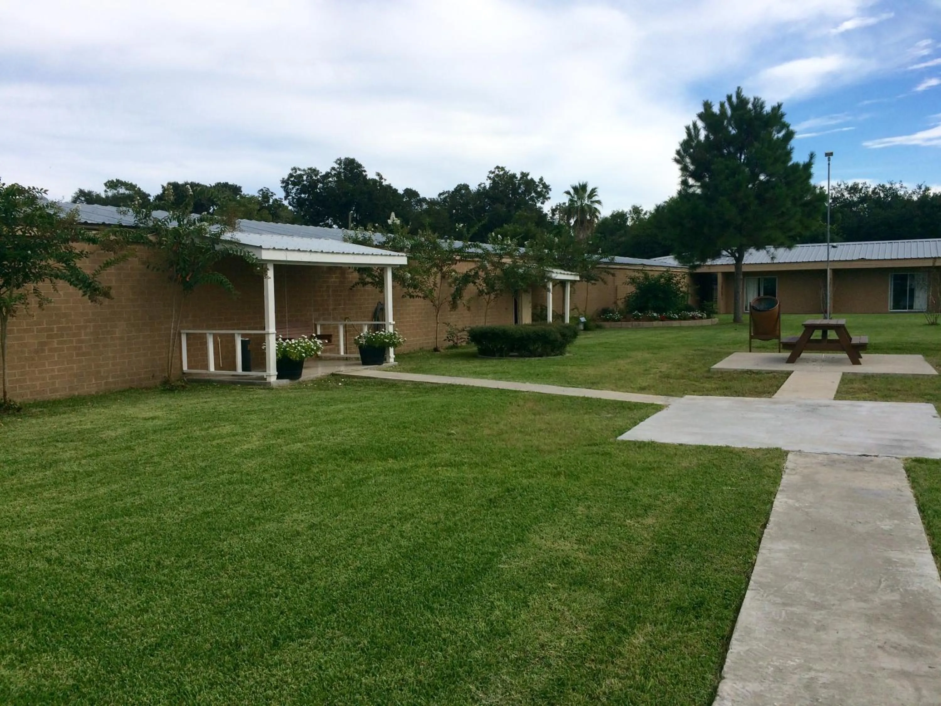 Facade/entrance in Alvin Extended Stay