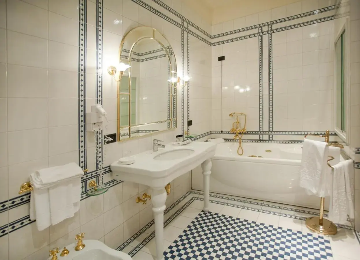 Bathroom in Hotel Ala D'Oro