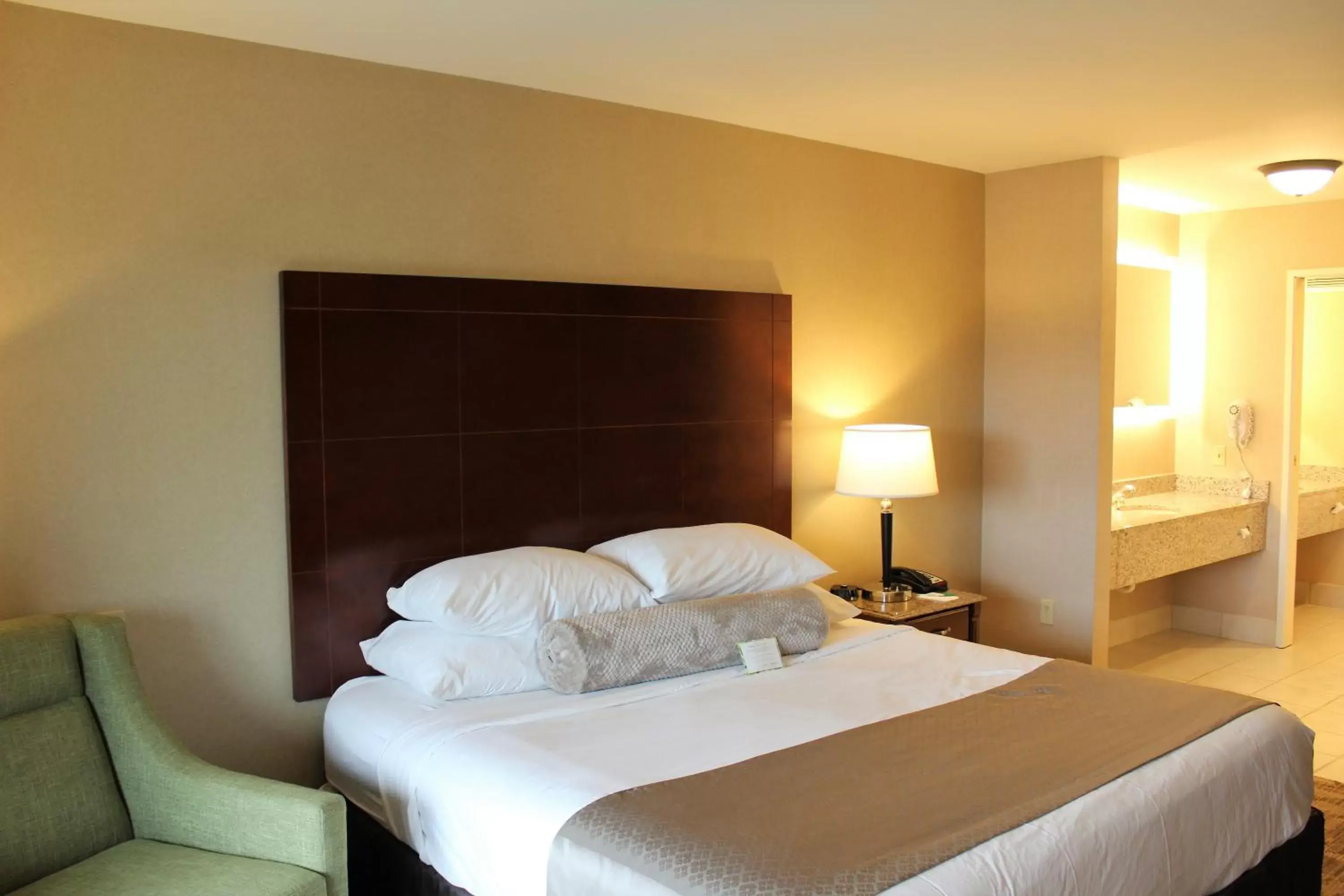 Bed in Medallion Inn and Suites Bed in Medallion Inn and Suites