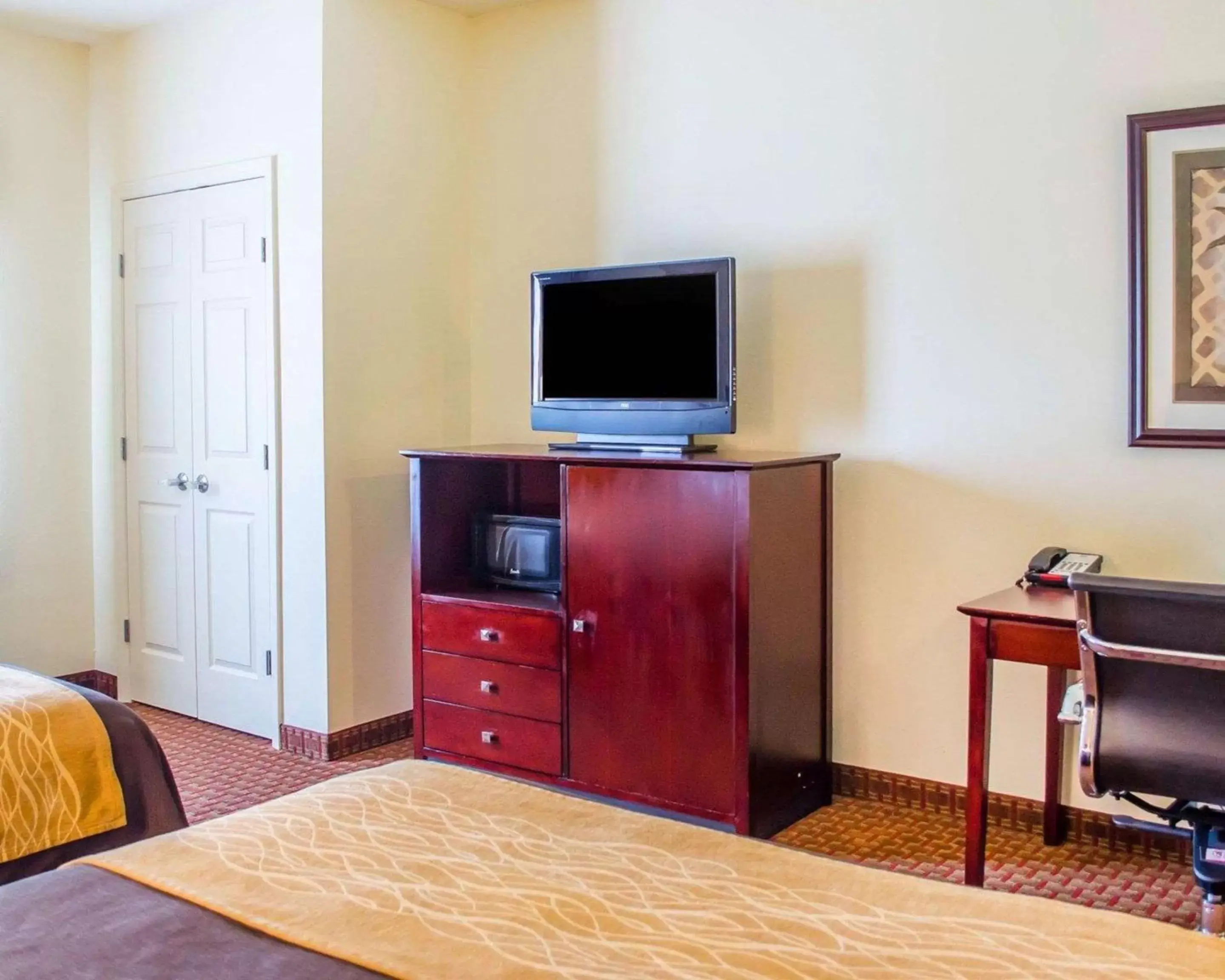 Photo of the whole room, TV/Entertainment Center in Comfort Inn & Suites Crestview