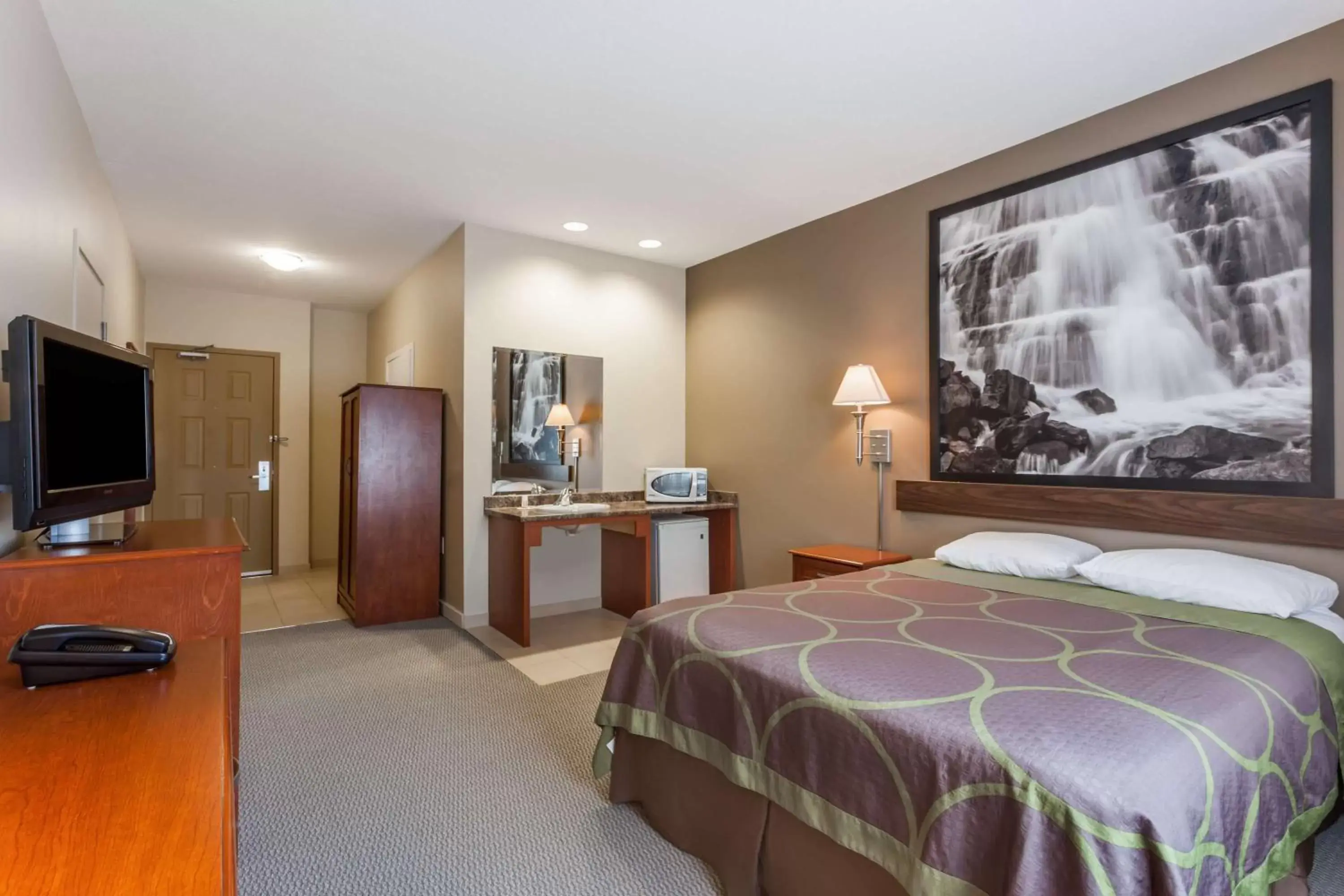 Queen Room - Disability Access - Non-Smoking in Super 8 by Wyndham Abbotsford BC