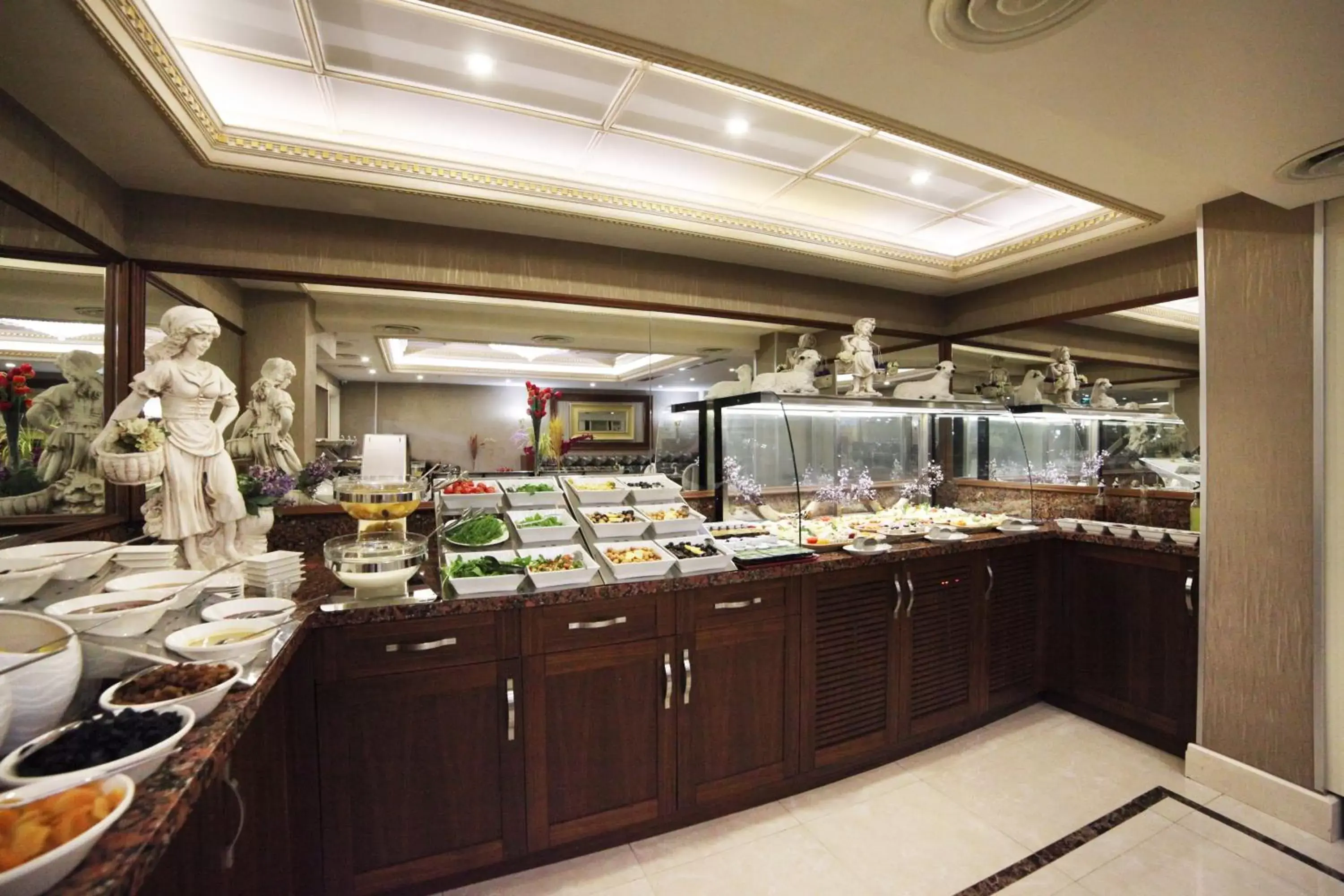 Restaurant/Places to Eat in Halifaks Hotel