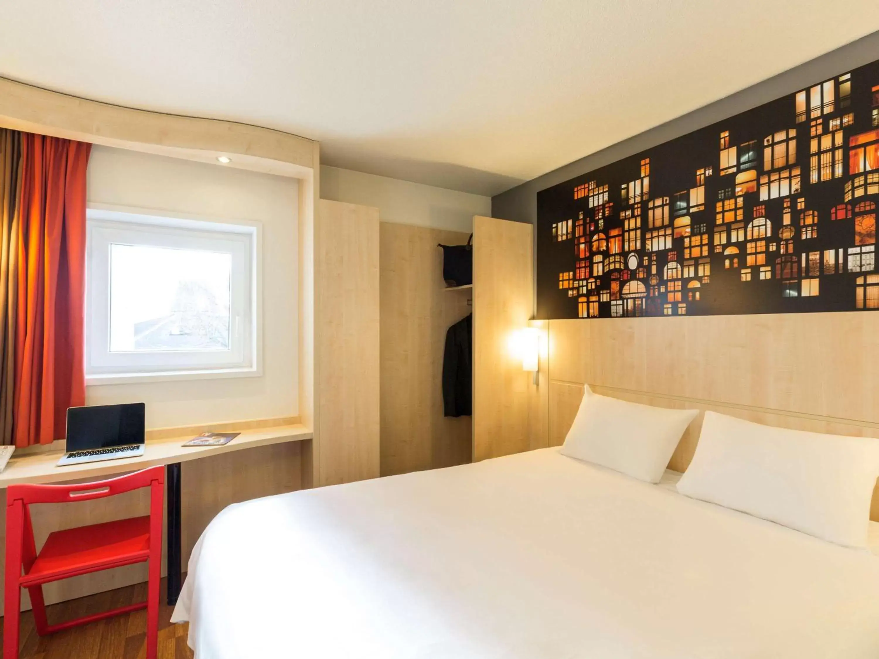Photo of the whole room, Bed in ibis Aulnay Paris Nord Expo