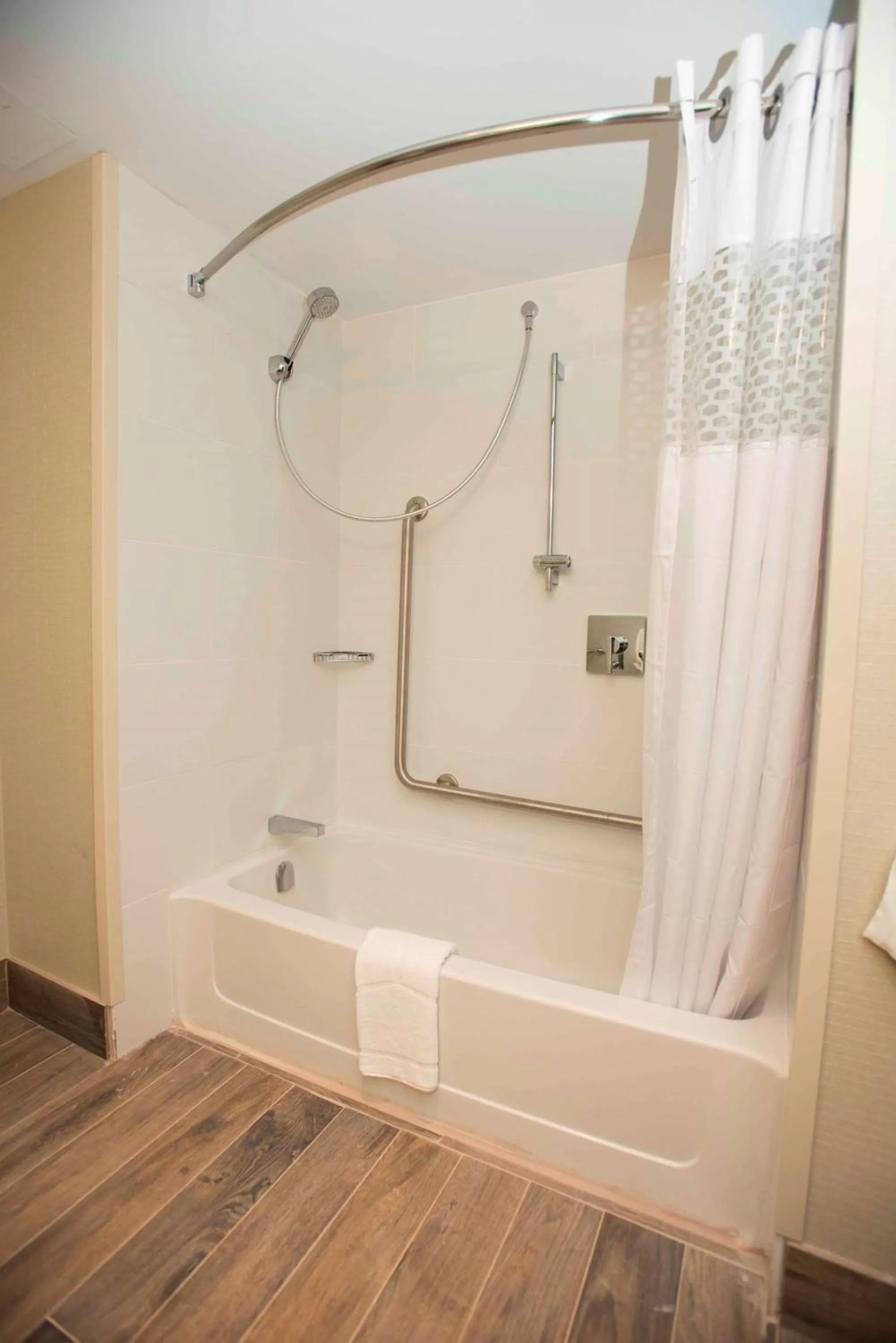 Bathroom in Hampton Inn & Suites by Hilton Thunder Bay