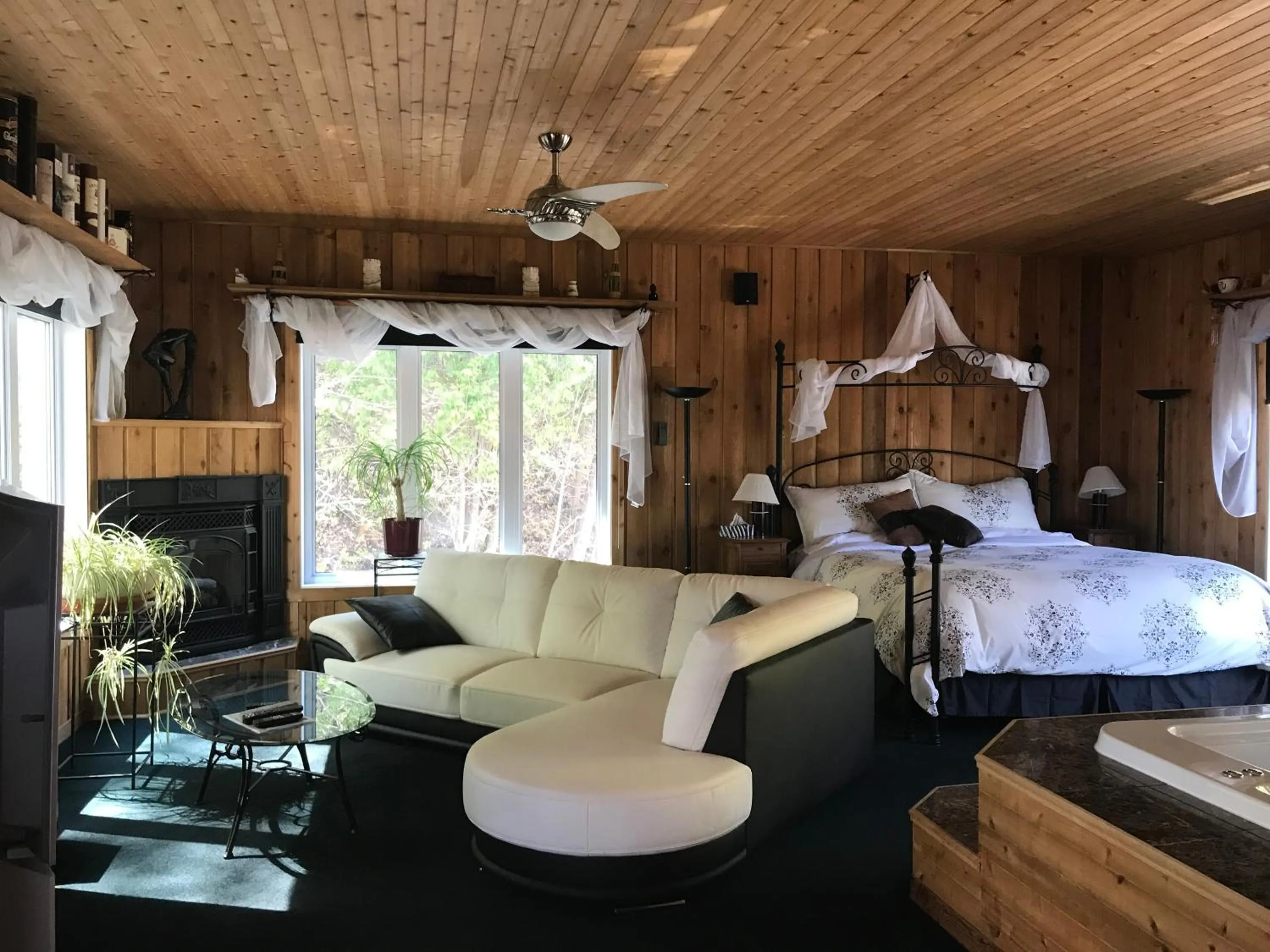 Photo of the whole room, Bed in Auberge du Sault-à-la-Puce