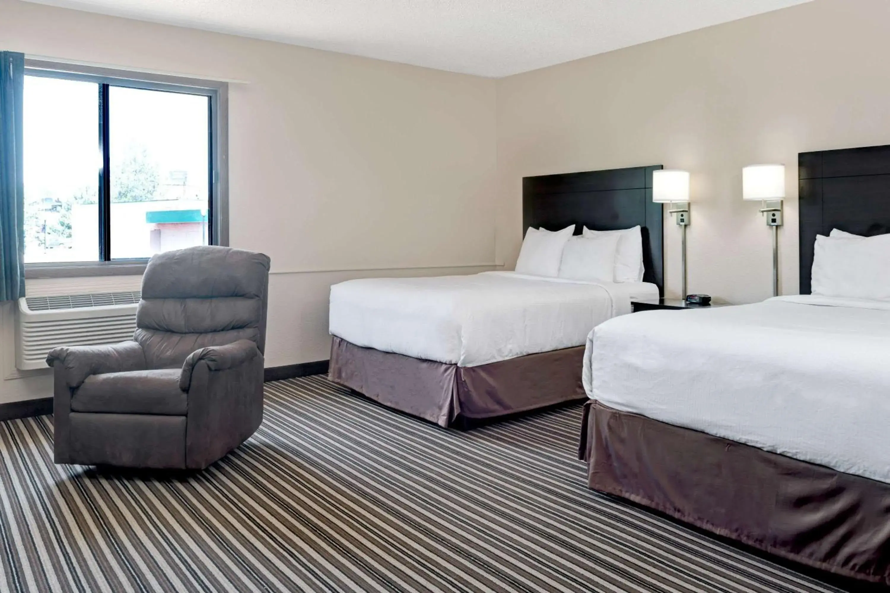 Photo of the whole room, Bed in Super 8 by Wyndham Omaha I-80 West