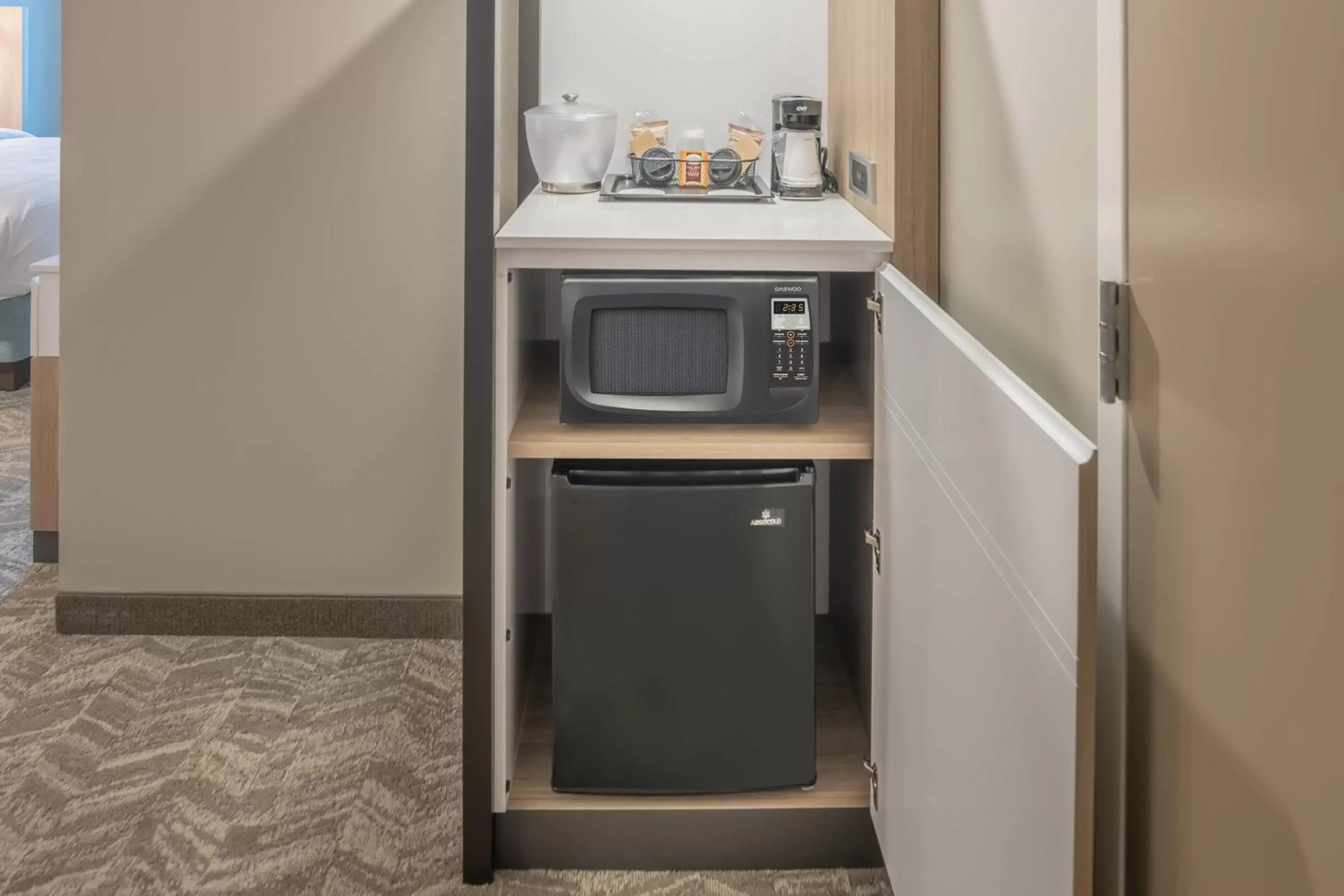 Photo of the whole room, Kitchen/Kitchenette in SpringHill Suites by Marriott Fort Worth Historic Stockyards