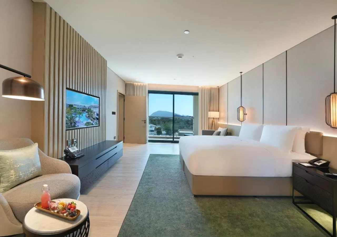 Bedroom, Bed in Al Ain Rotana