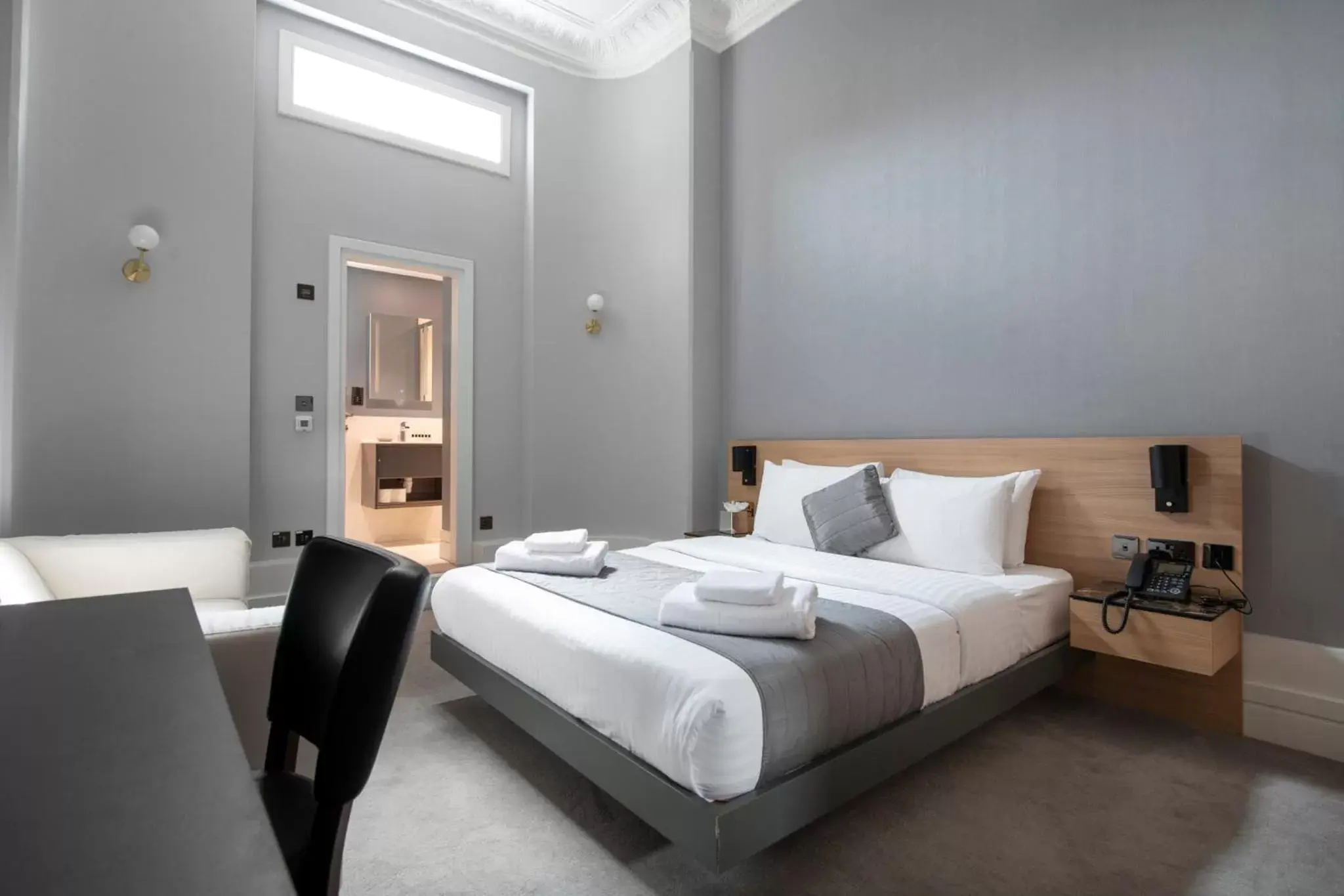 Bedroom, Bed in Gainsborough Hotel