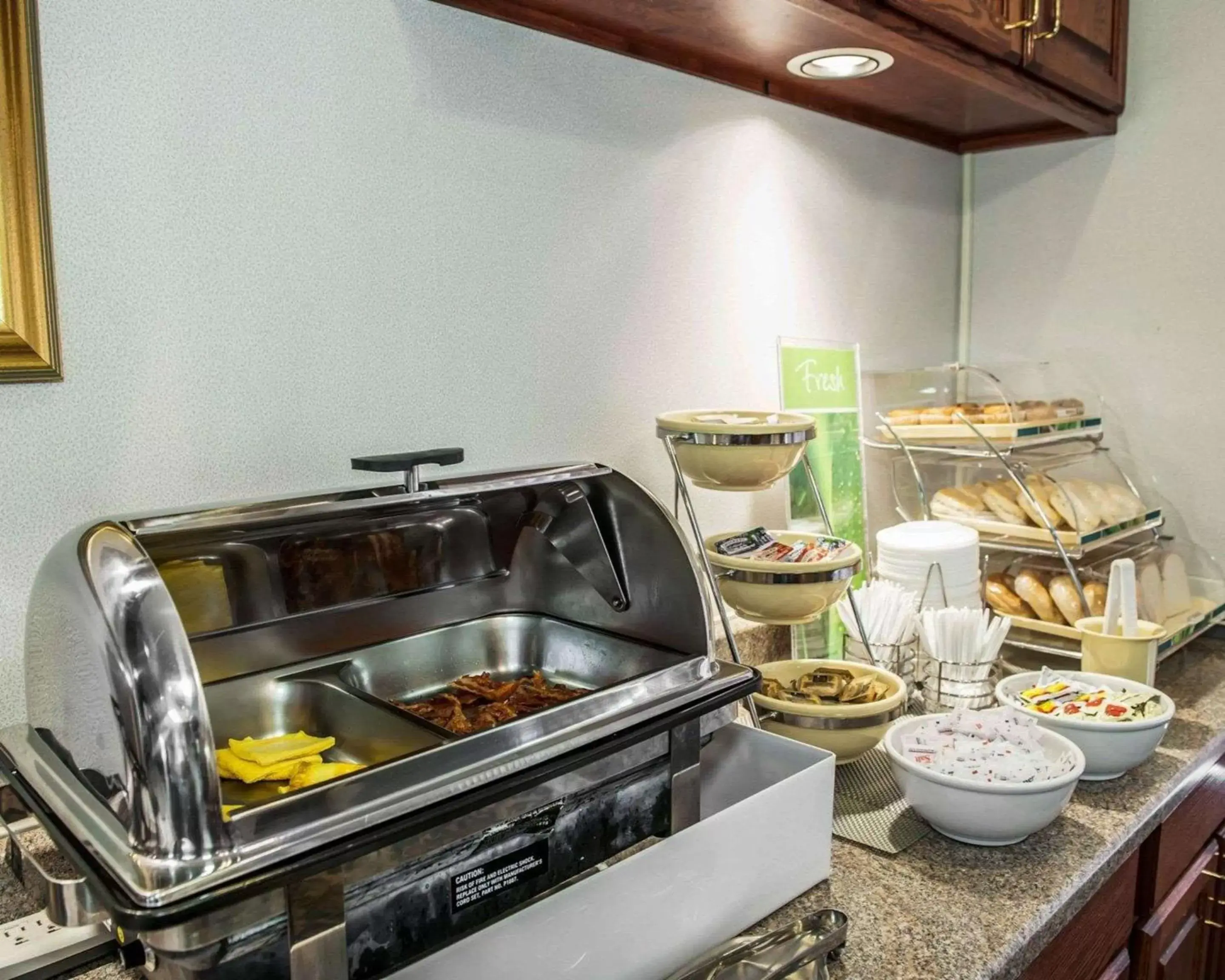 Restaurant/places to eat, Kitchen/Kitchenette in Quality Inn Rochester