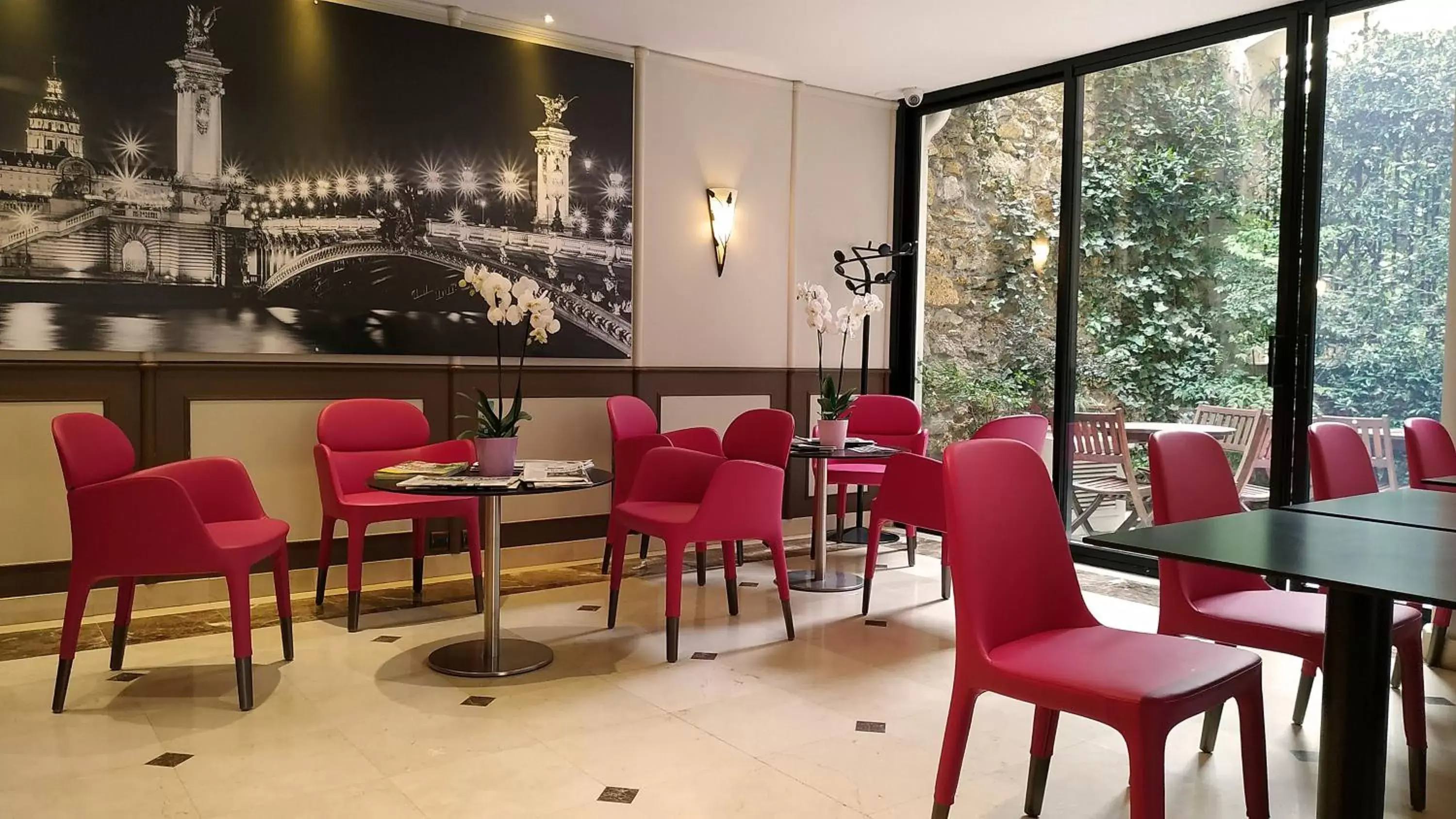 Communal lounge/ TV room, Restaurant/Places to Eat in Best Western Au Trocadéro