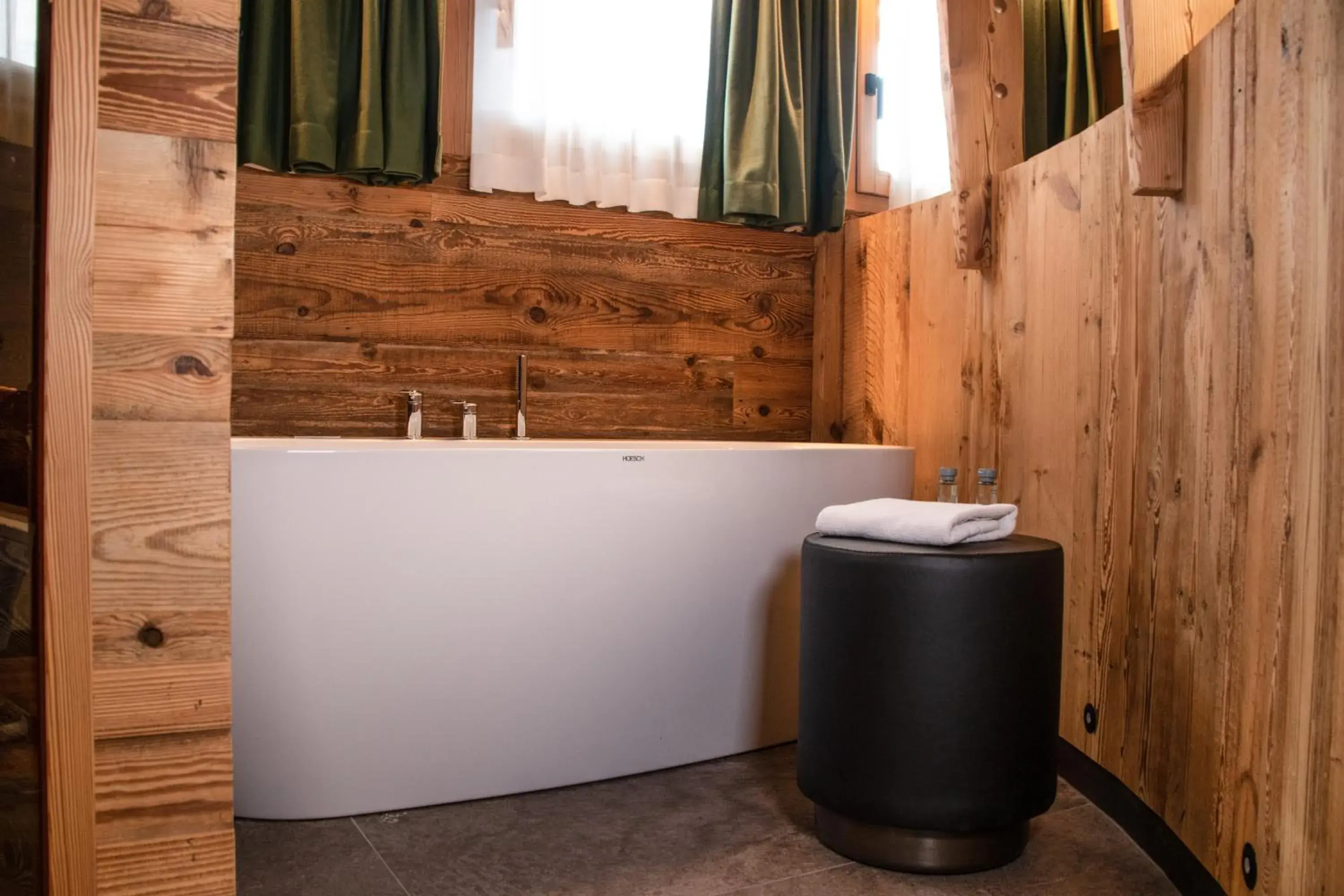 Hot Tub, Bathroom in Hotel Concordia