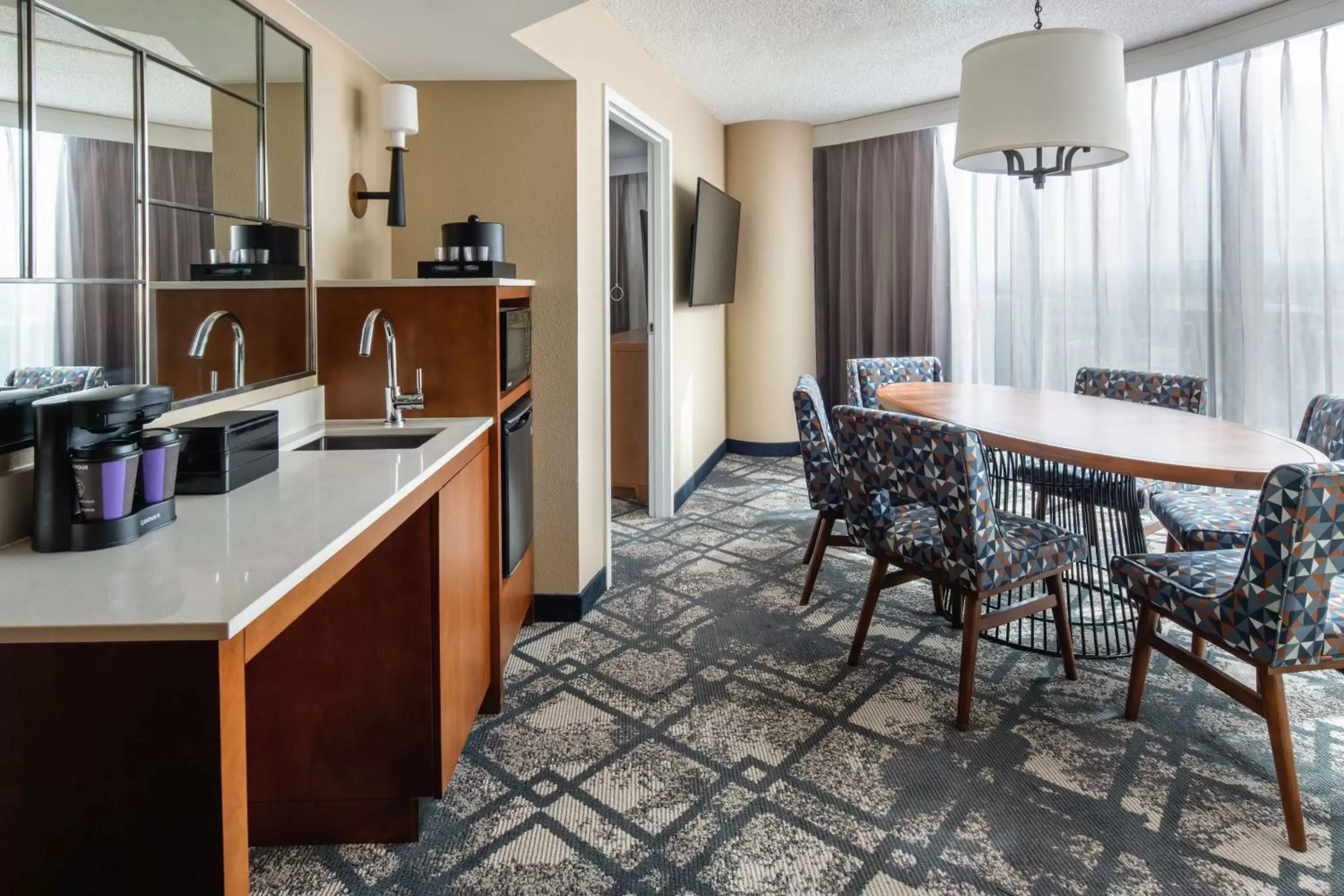 Photo of the whole room, Kitchen/Kitchenette in Embassy Suites San Francisco Airport - South San Francisco
