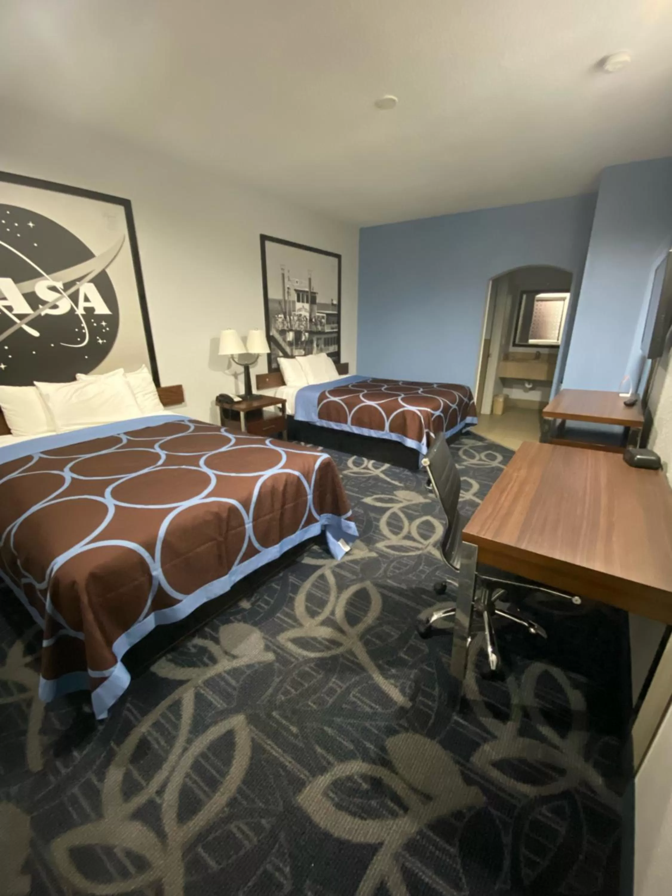 Photo of the whole room, Bed in Super 8 by Wyndham Houston Hobby Airport South