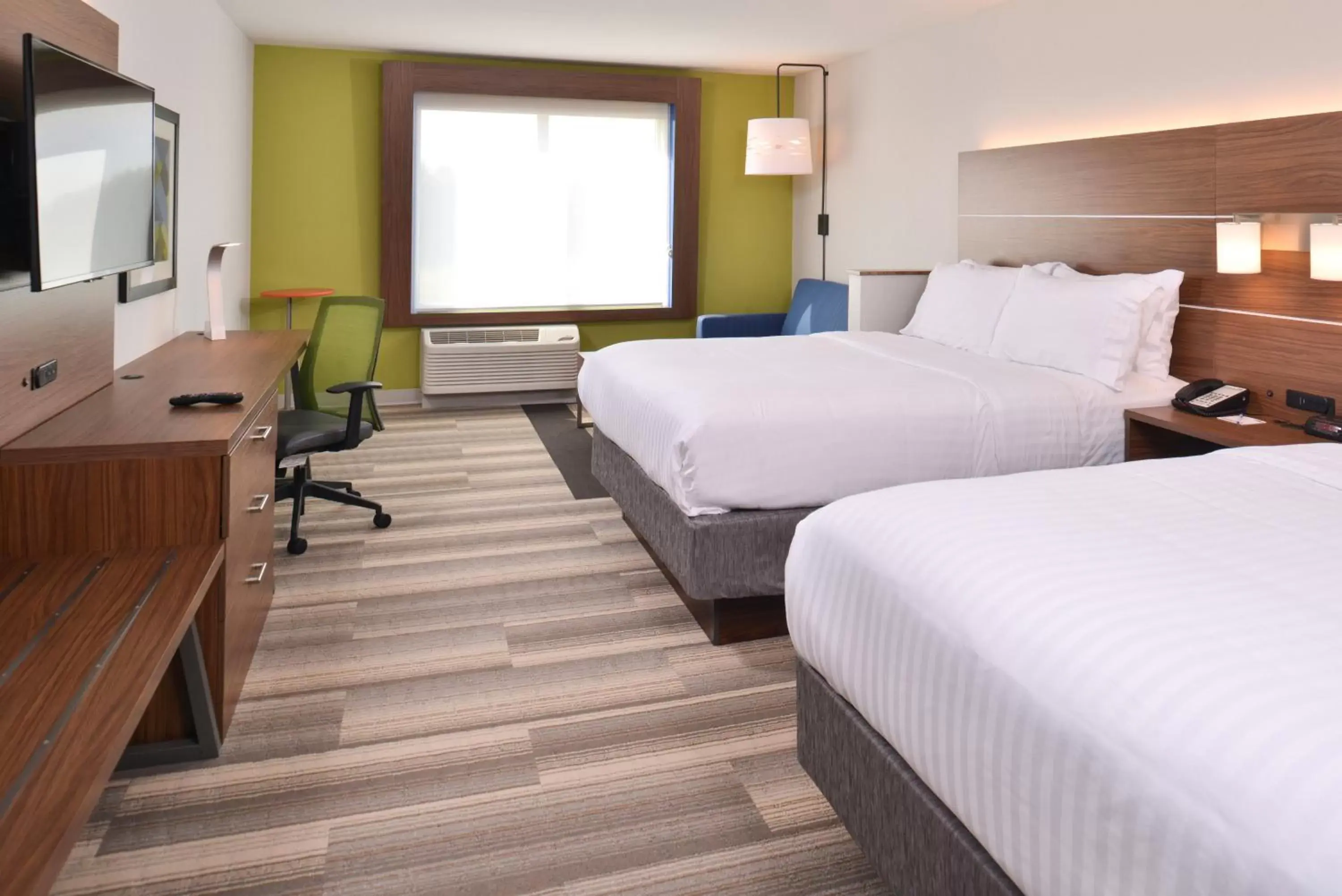 Photo of the whole room, Bed in Holiday Inn Express & Suites Omaha Airport, an IHG Hotel