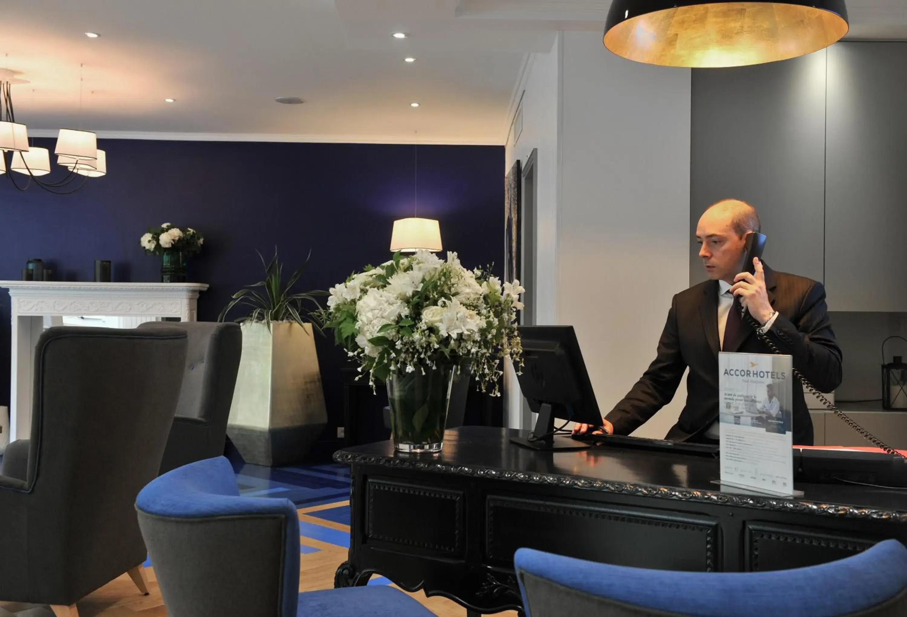 Lobby or reception, Lounge/Bar in Mercure Paris Saint Cloud Hippodrome