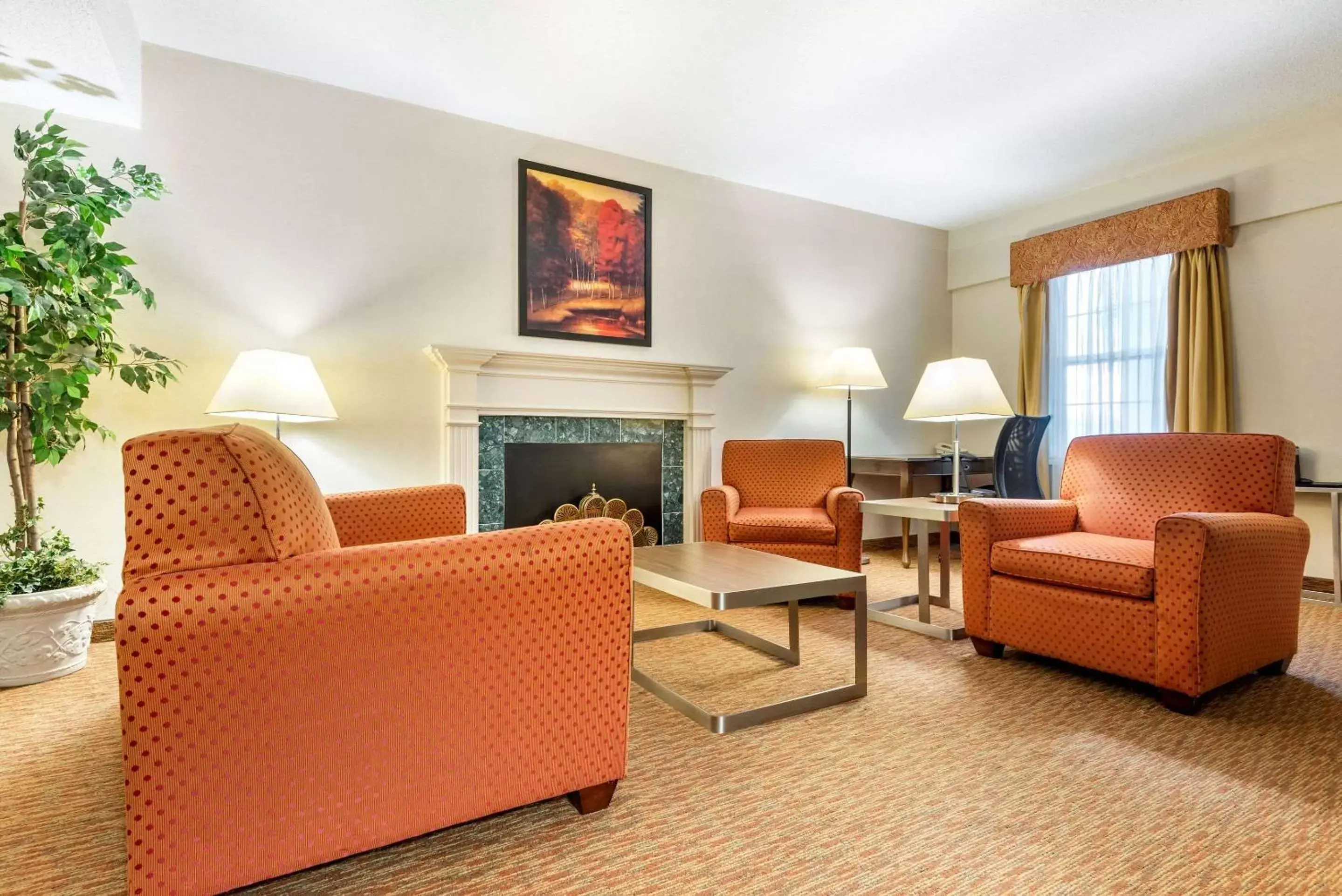 Photo of the whole room, Seating Area in Quality Inn Sarnia