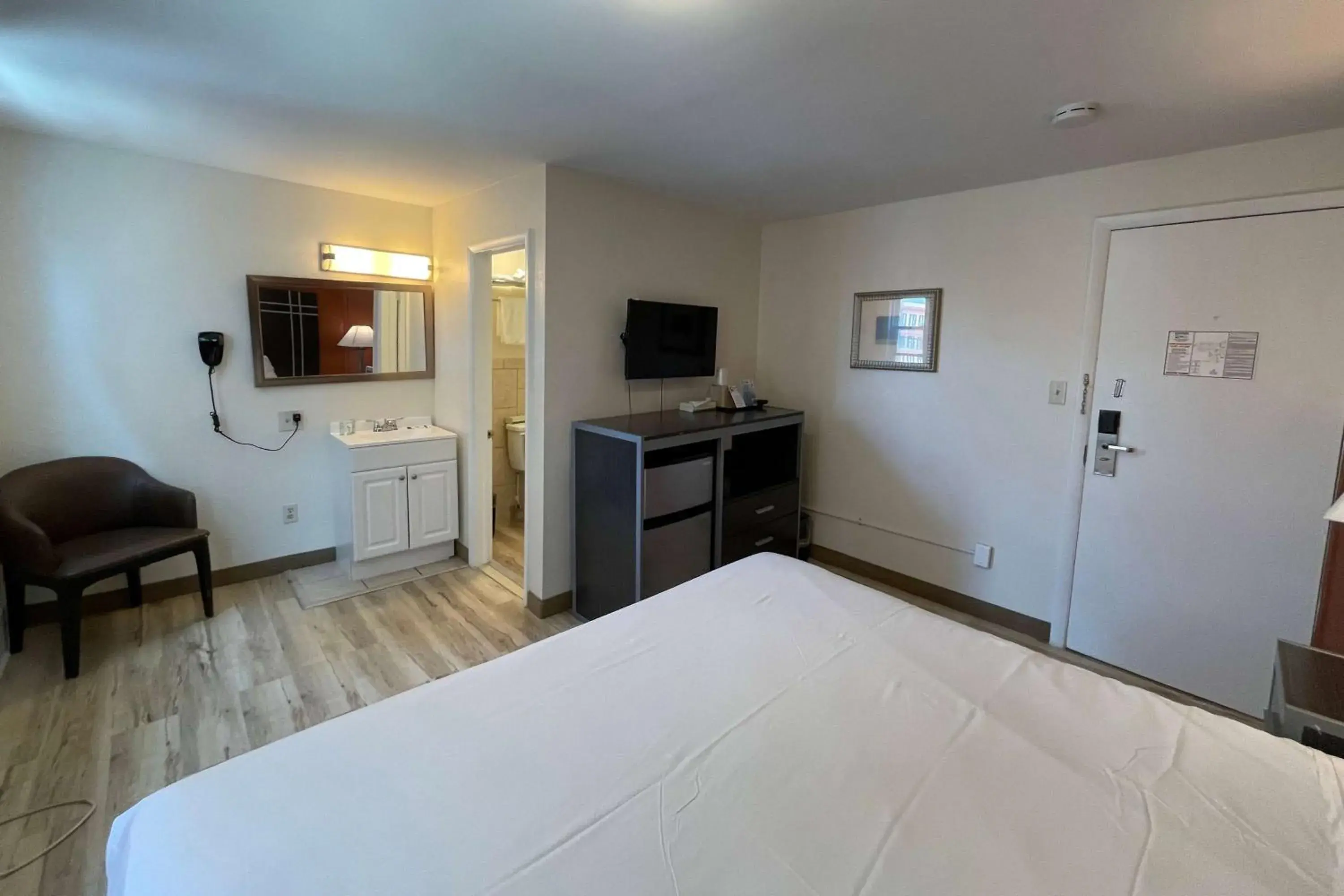 Photo of the whole room, Kitchen/Kitchenette in Wildwood Inn, a Travelodge by Wyndham