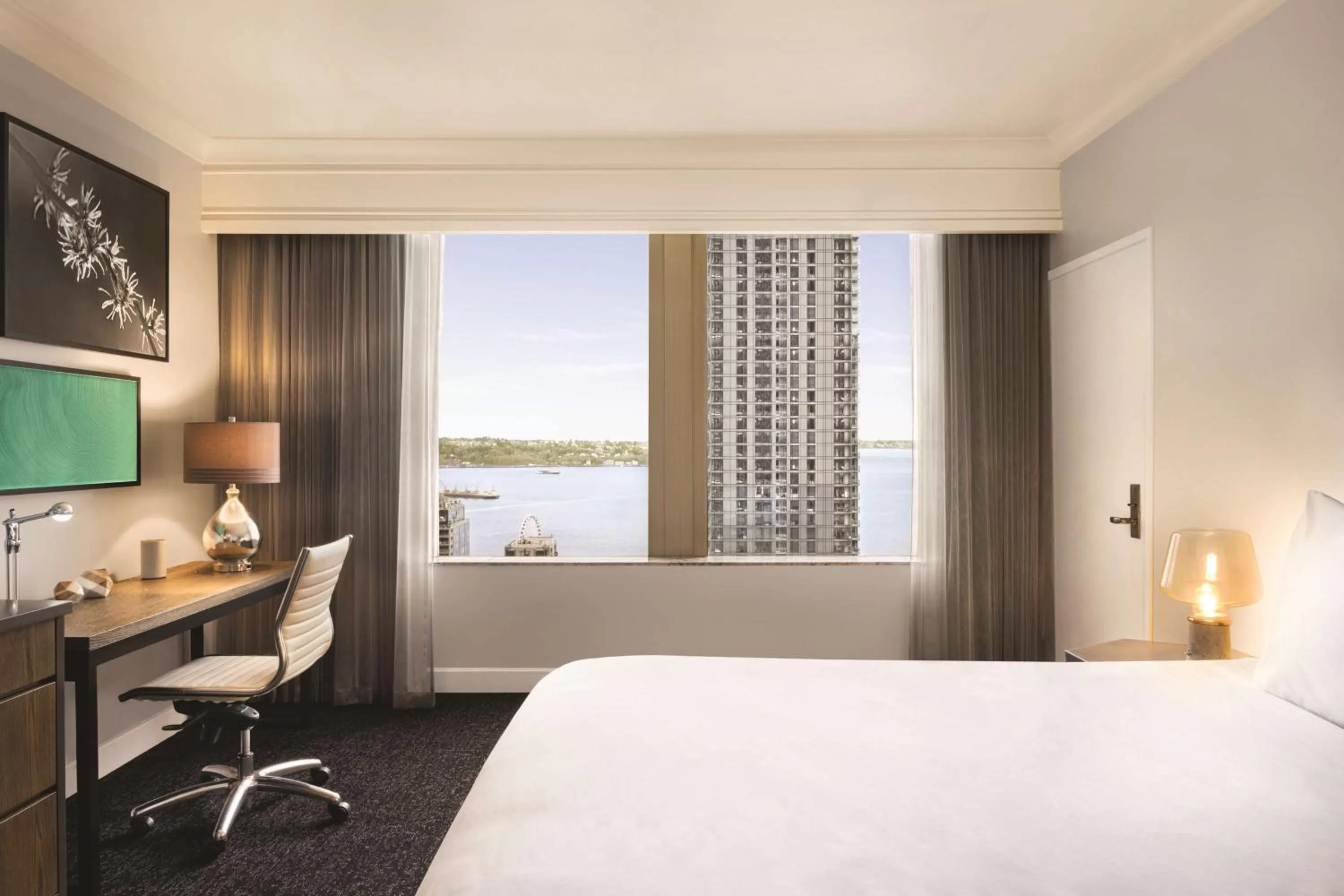 Photo of the whole room, Bed in Hilton Motif Seattle