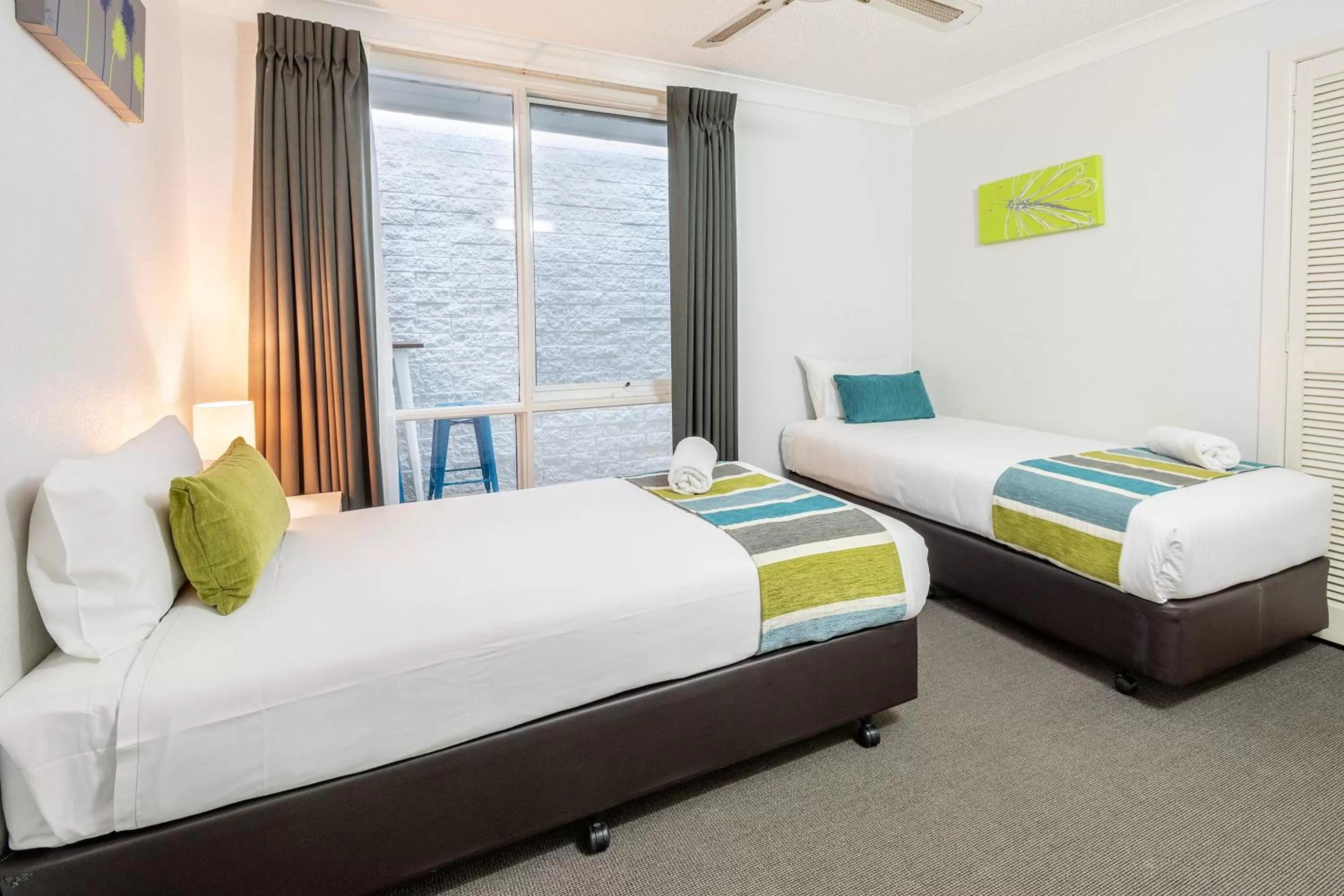 Balcony/Terrace, Bed in The Beach Motel Hervey Bay