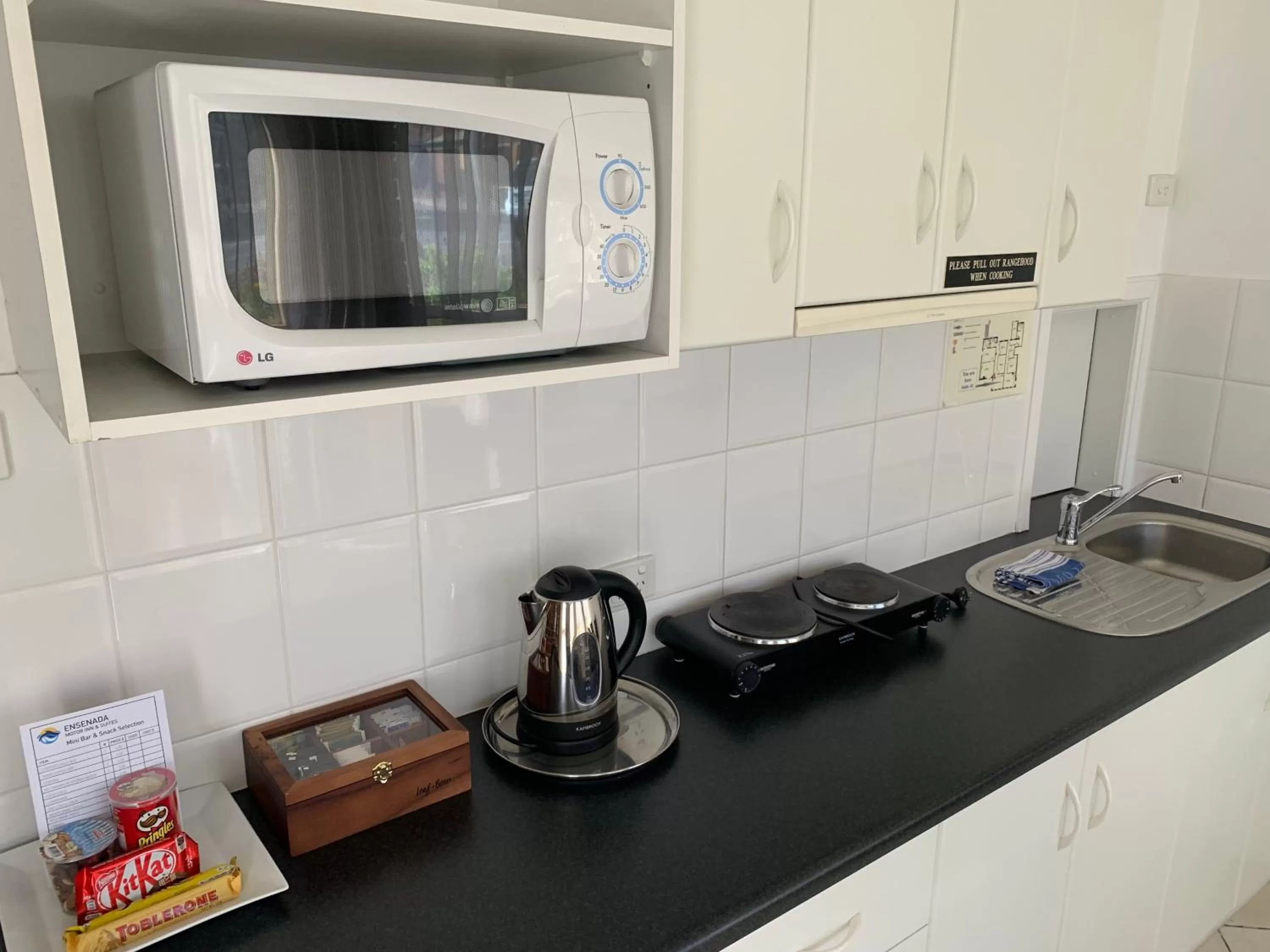 Kitchen or kitchenette in Ensenada Motor Inn and Suites