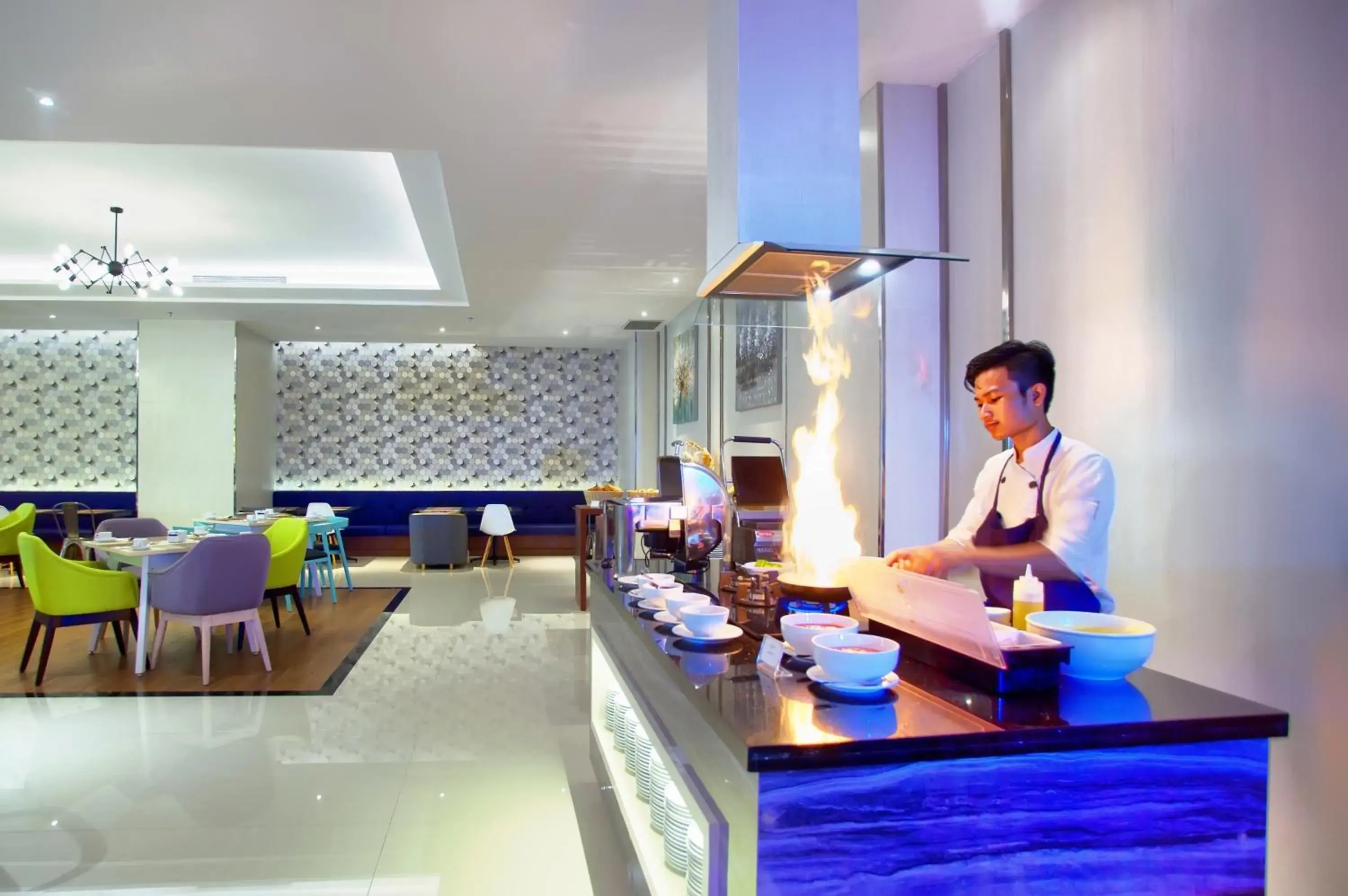 Restaurant/places to eat in Golden Tulip Essential Makassar