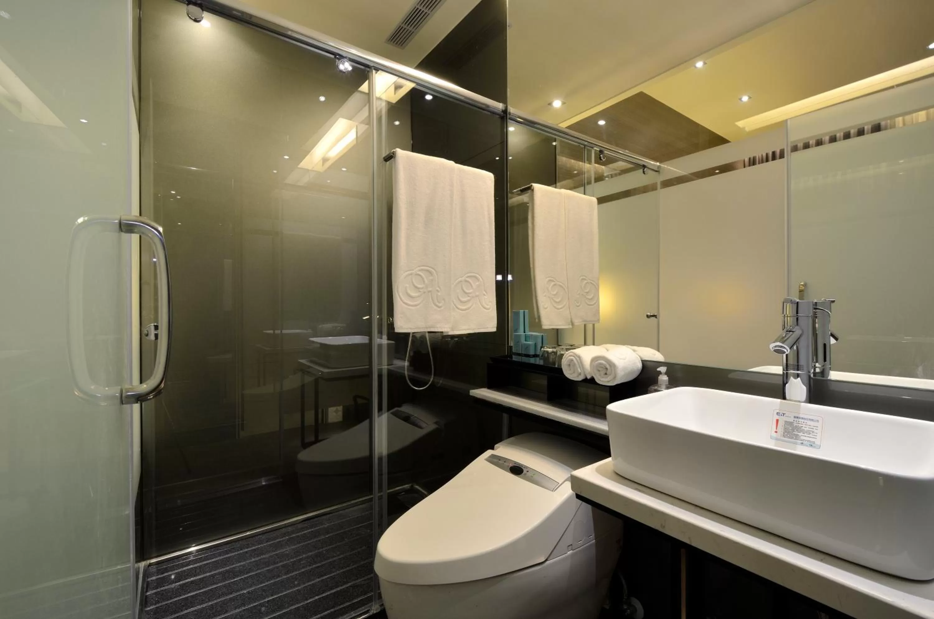 Shower in Amici hotel Six Star Hostel