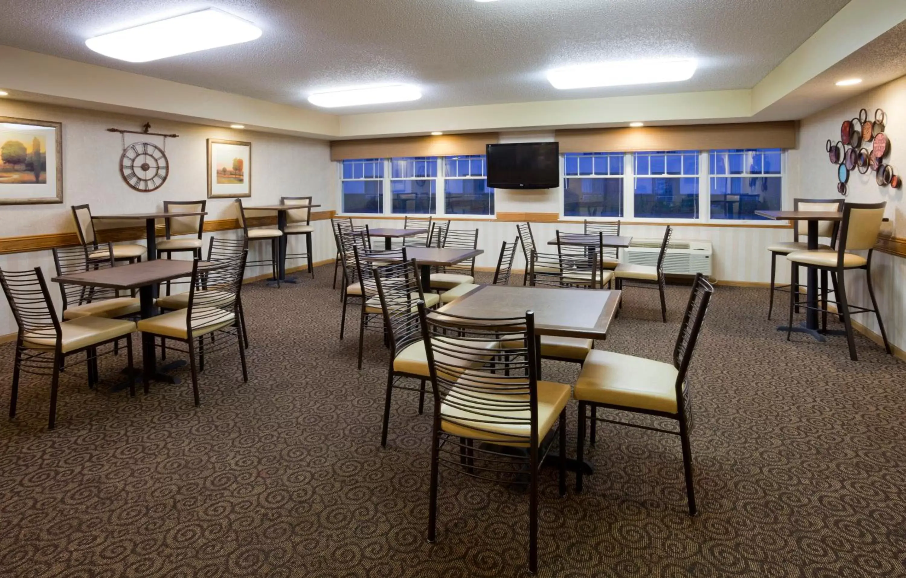 Lounge or bar, Restaurant/Places to Eat in GrandStay Hotel & Suites - Stillwater