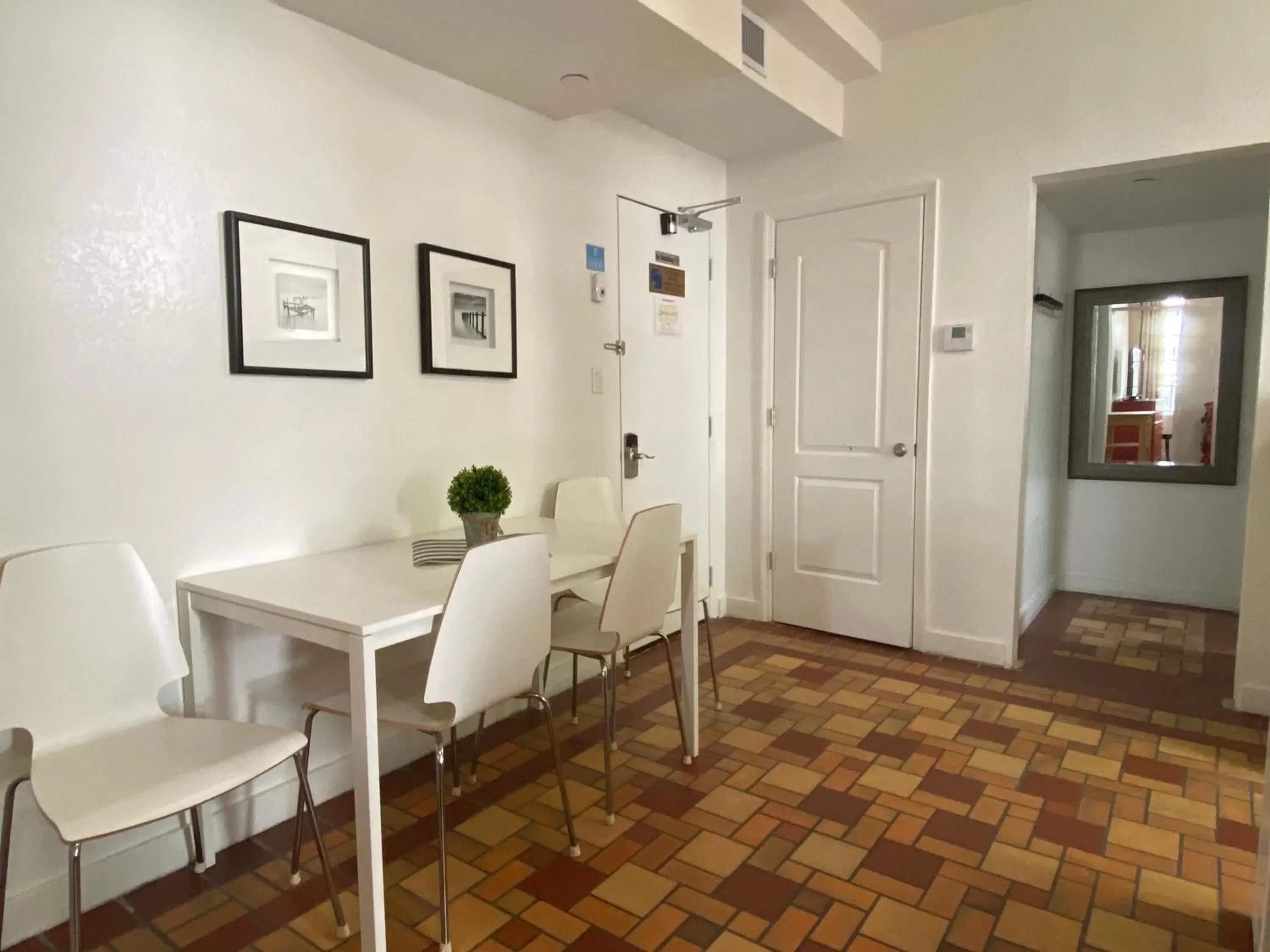 Dining area in Harding Boutique Apartments