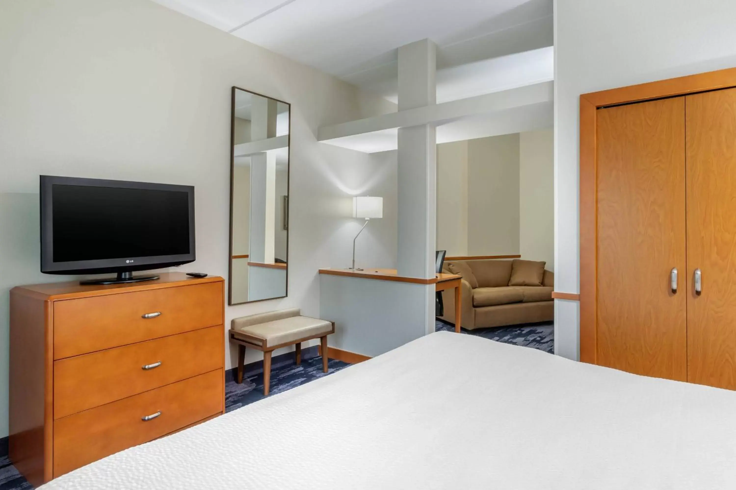 Bedroom, TV/Entertainment Center in Fairfield Inn & Suites by Marriott Houston Conroe