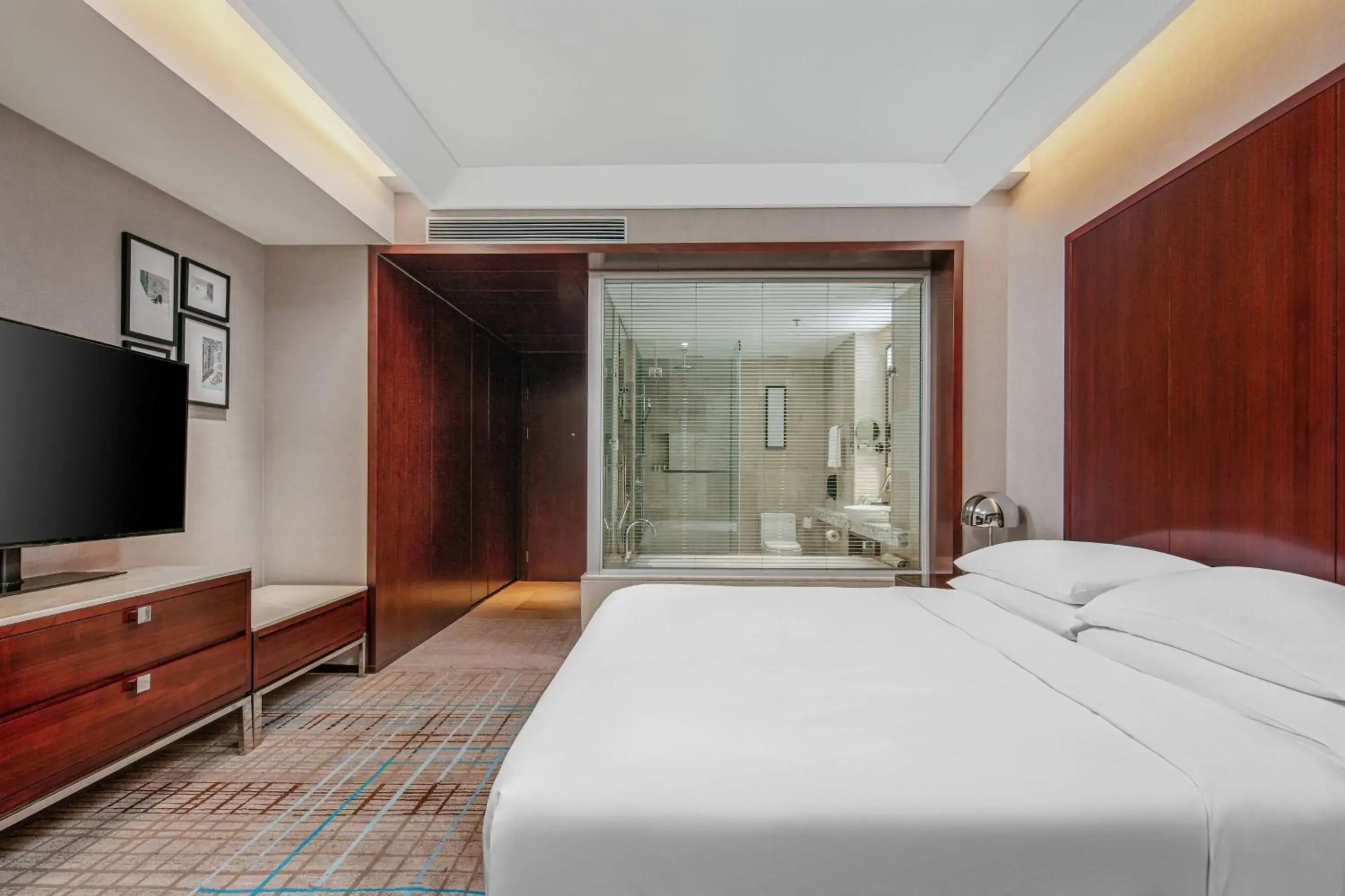 Photo of the whole room, Bed in Renaissance Shanghai Zhongshan Park Hotel