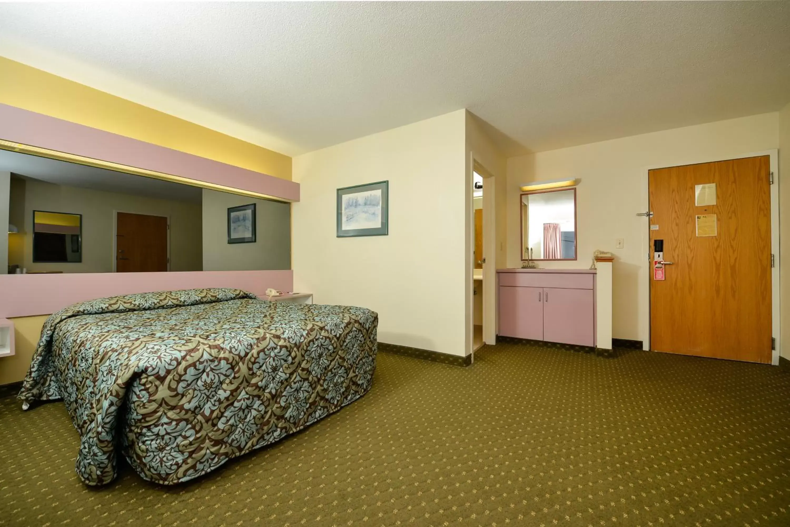 Bed in Americas Best Value Inn - East Syracuse