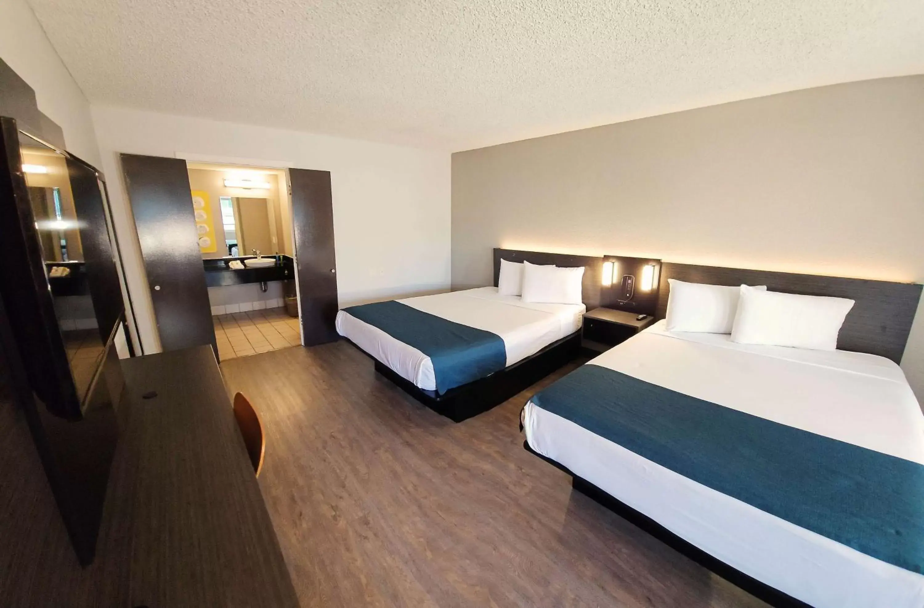 Bedroom, Bed in Motel 6-Anaheim, CA - Maingate