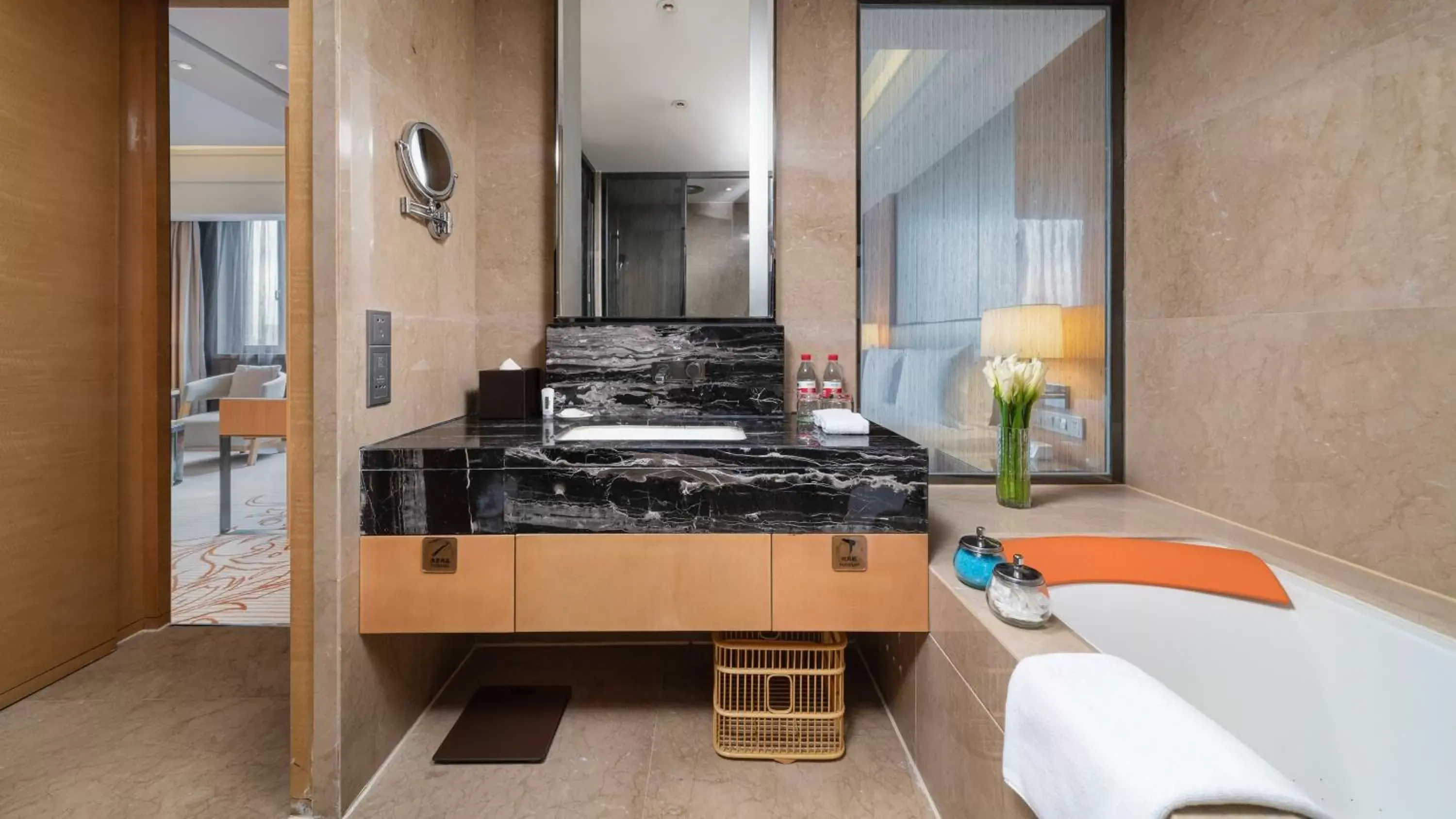 Bathroom, Kitchen/Kitchenette in Holiday Inn Chengdu Oriental Plaza, an IHG Hotel