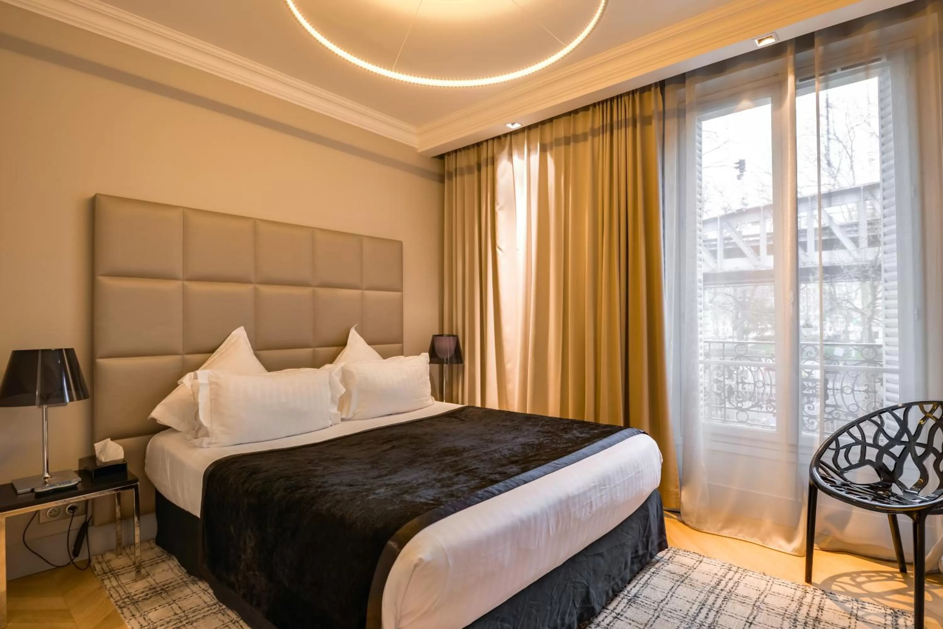 Photo of the whole room, Bed in First Hotel Paris Tour Eiffel