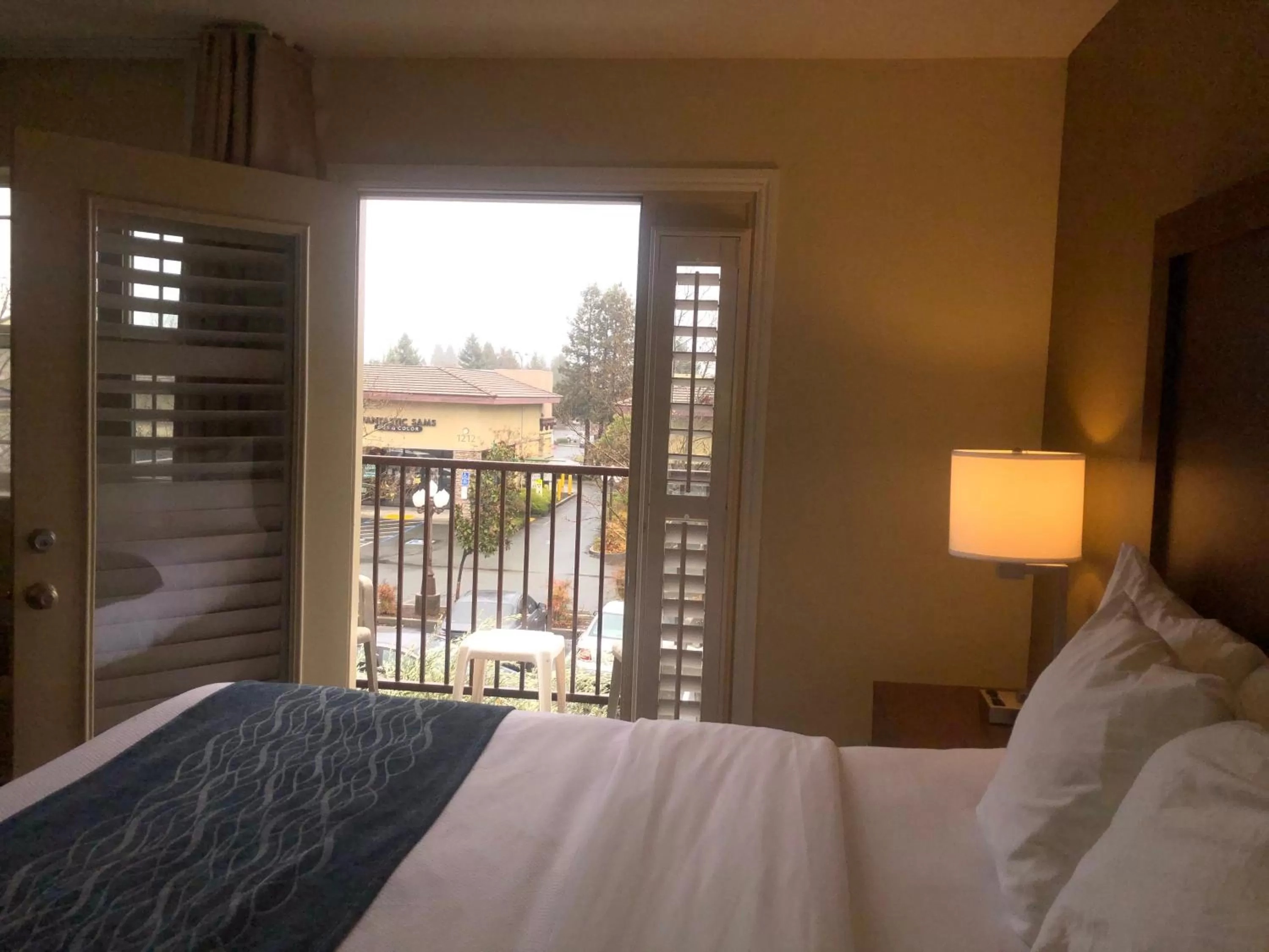 Balcony/Terrace, Bed in Comfort Inn & Suites Ukiah Mendocino County