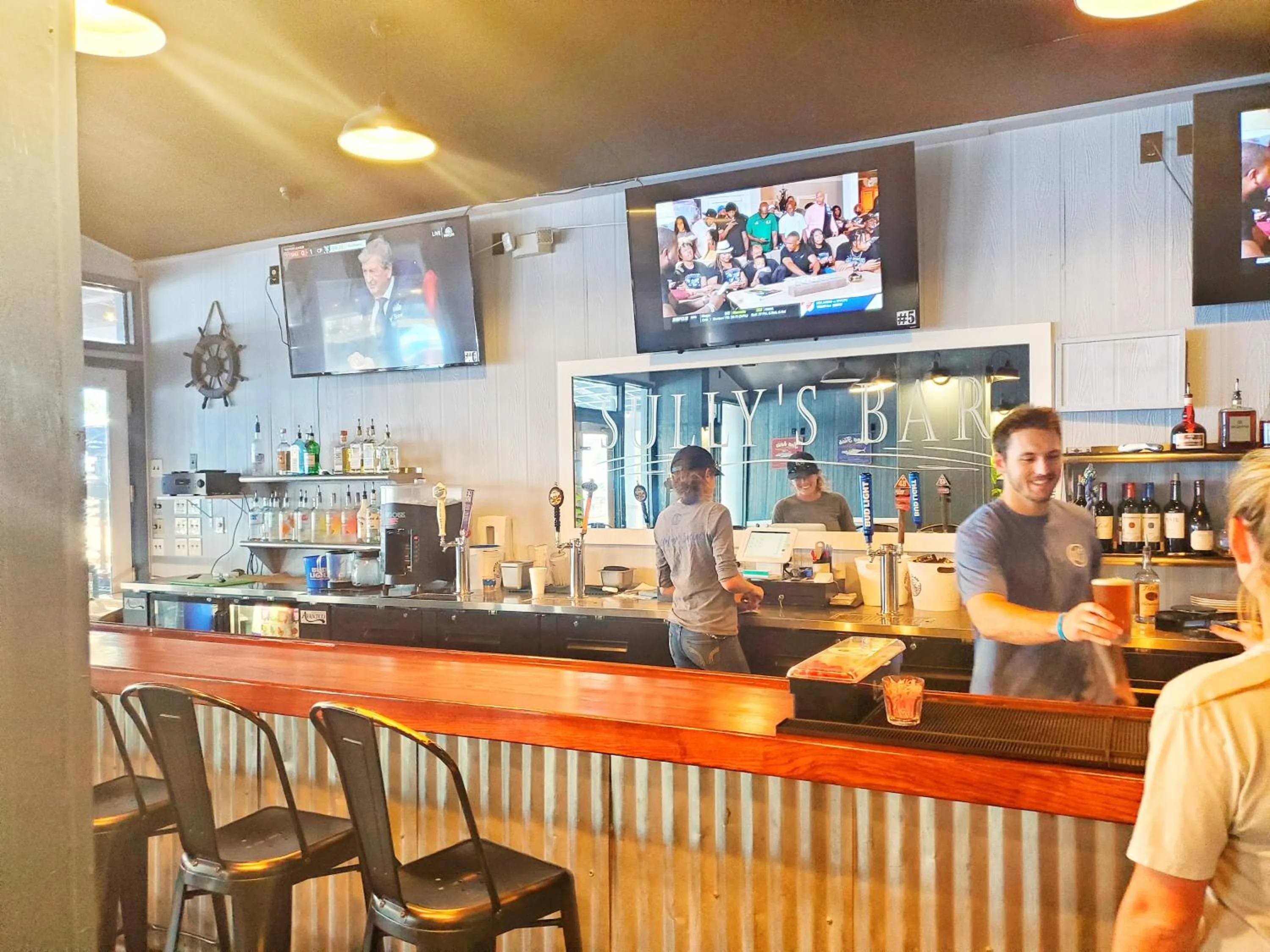 Restaurant/places to eat in The Port Hotel and Marina