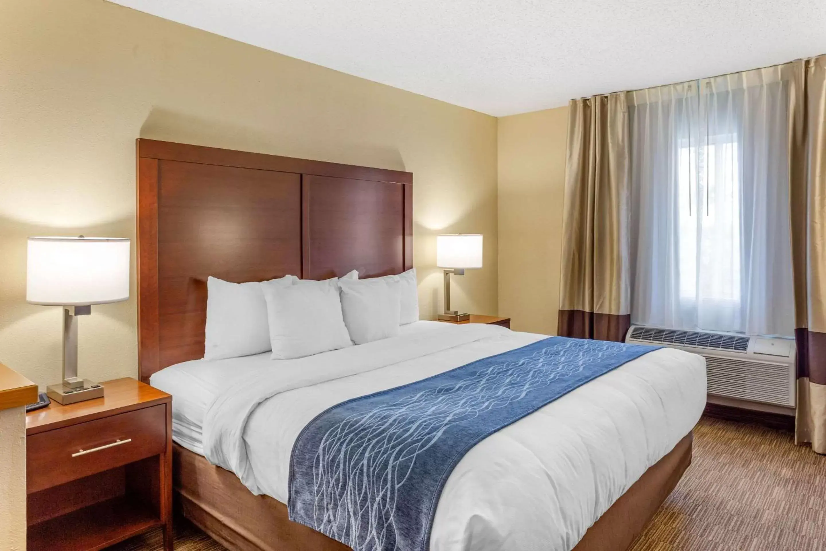 Photo of the whole room, Bed in Comfort Inn Rockford near Casino District